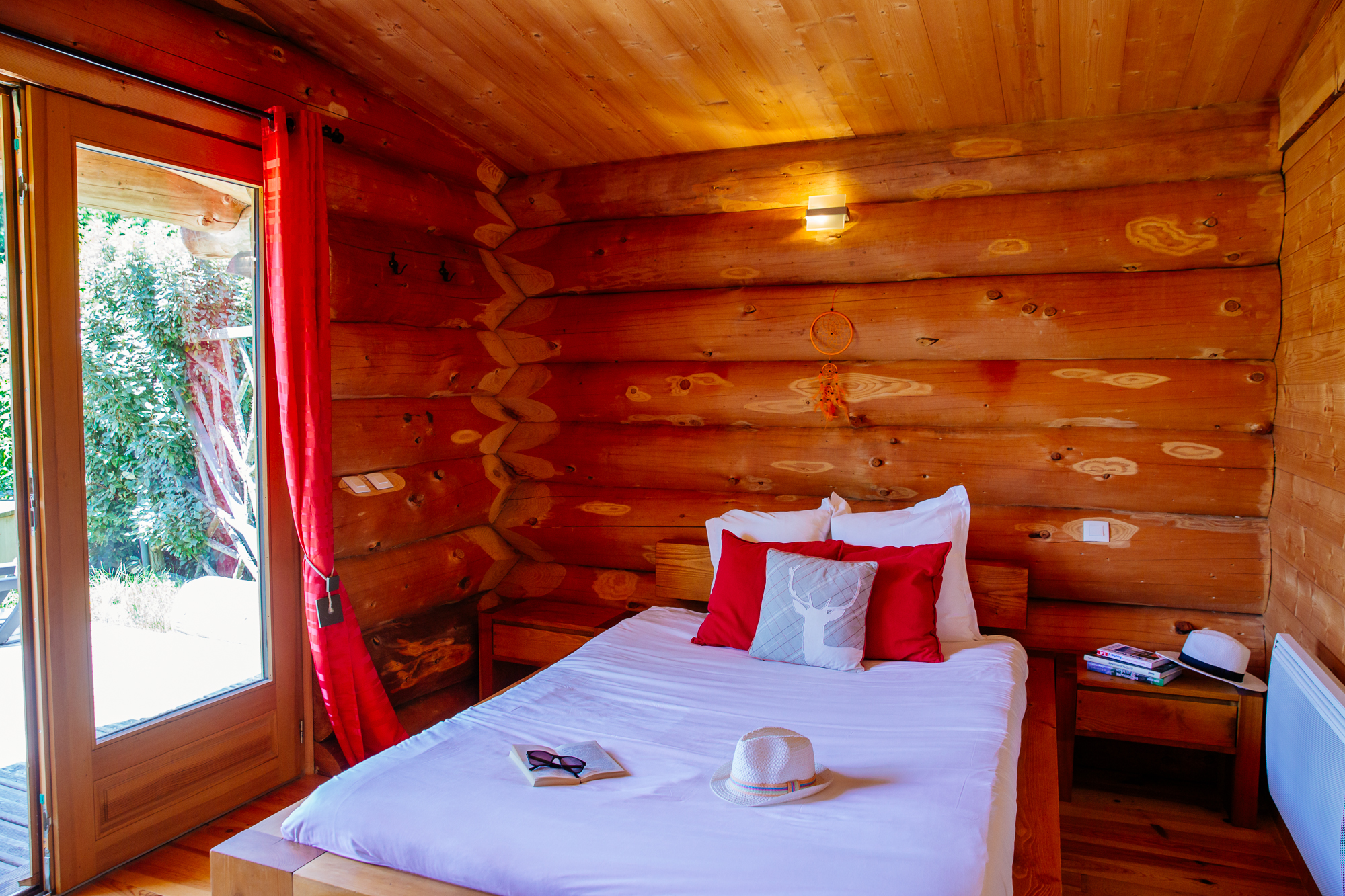 Cabane de Trappeur & Spa privatif — Nuit insolite à 205€/nuit en Gironde à Le Nizan — chambre
