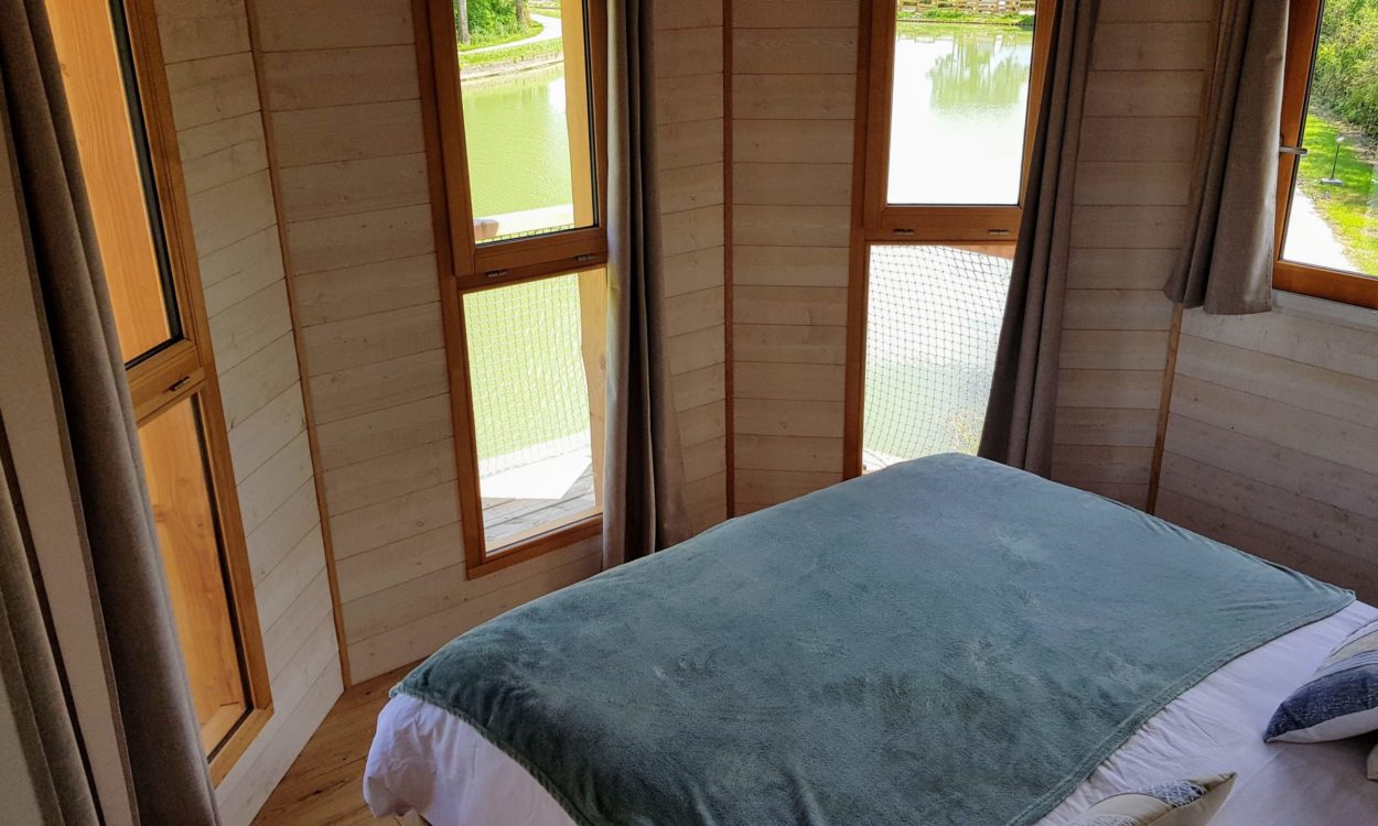 La Cabane Spa Rivage : une expérience unique en Bourgogne à Chassey — vue depuis la terrasse