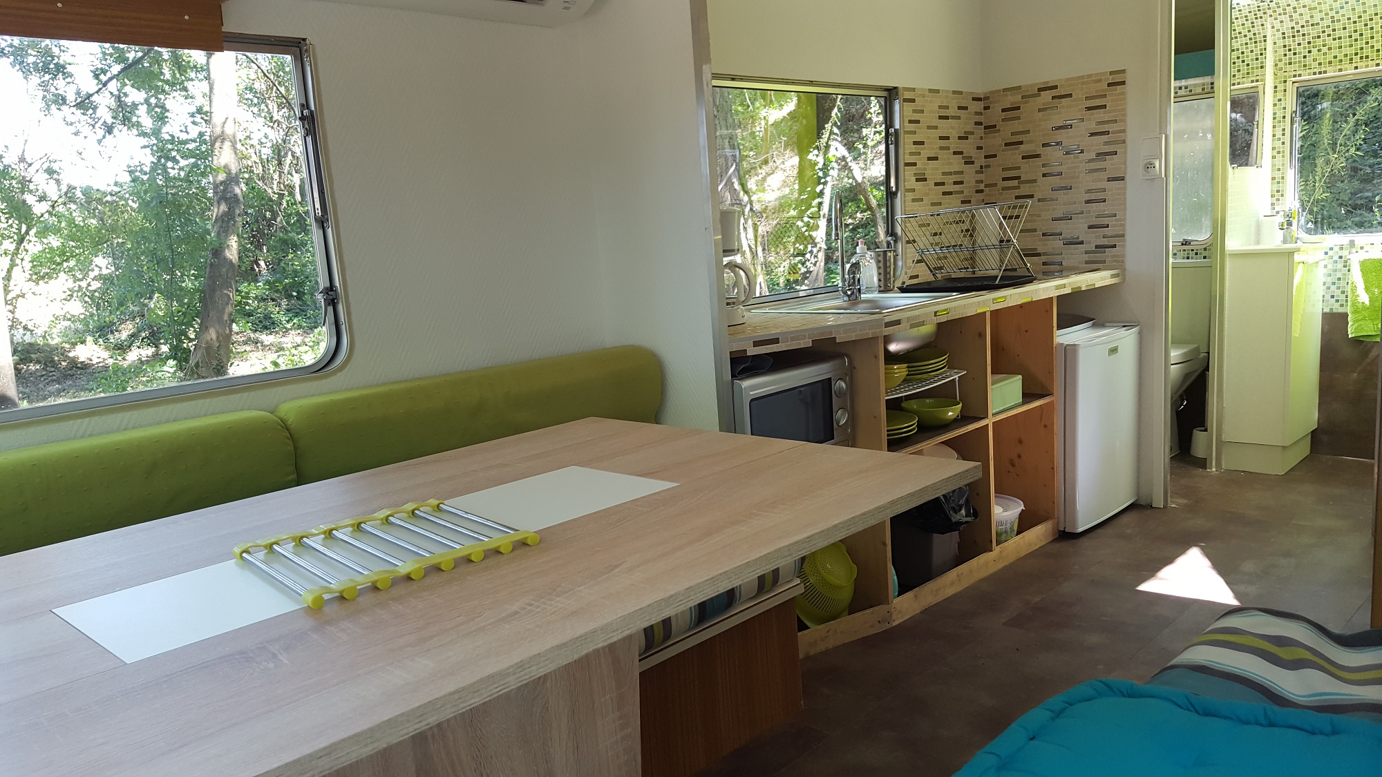Évasion insolite dans une caravane au cœur de la Drôme à Châteauneuf Sur Isère — cuisine