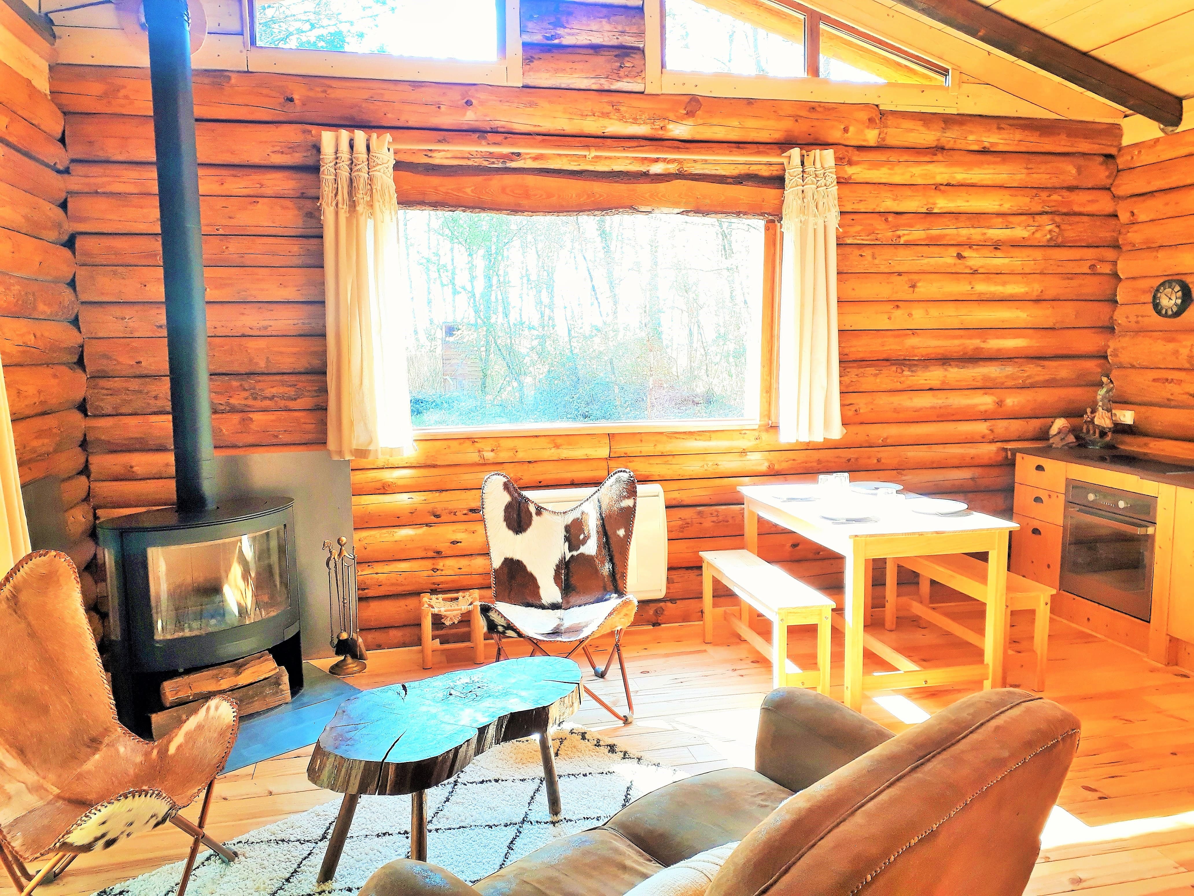 Un chalet enchanteur en pleine forêt avec spa privatif à Les Farges — chambre