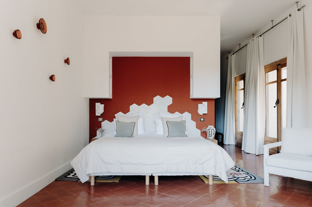 Suite Deluxe avec vue sur le jardin — Maison insolite avec spa à Hérault à Clermont-l'Hérault — vue intérieure