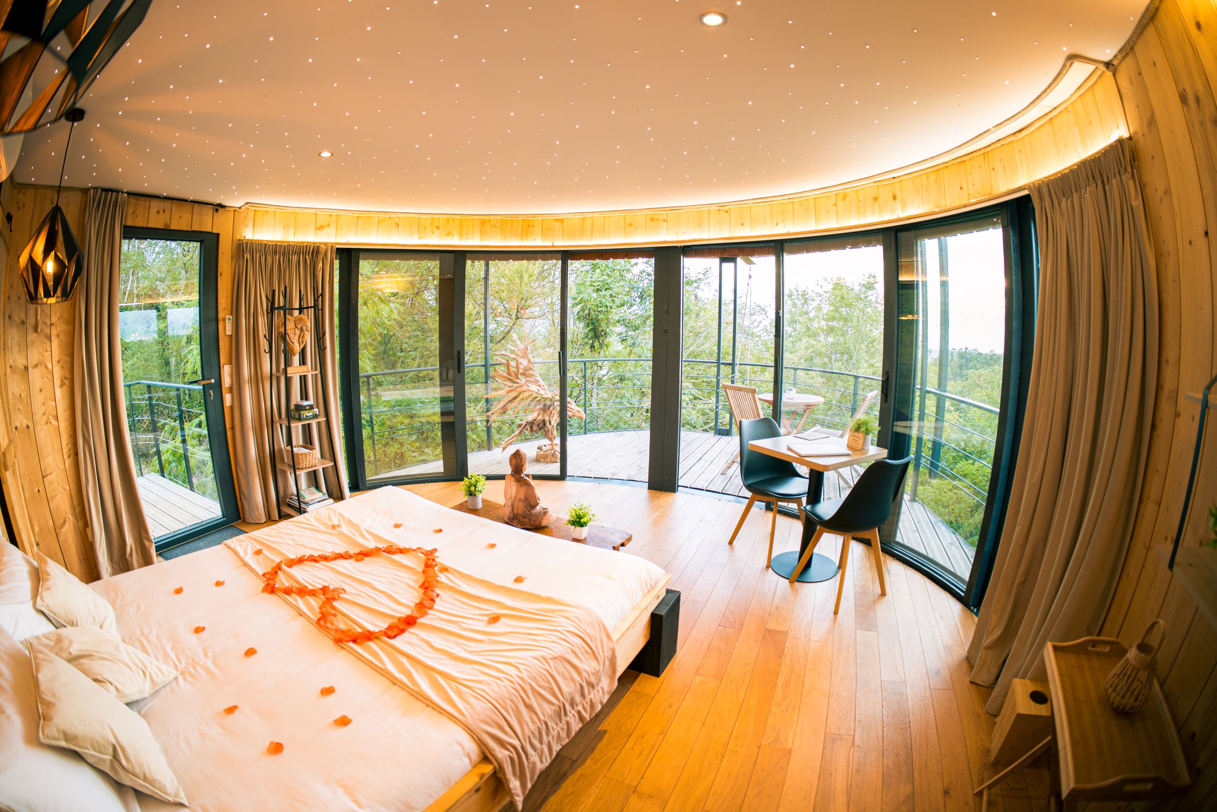 Lodge SPA Prestige : une cabane sur pilotis au cœur des Alpes à Gillonnay — vue depuis la terrasse