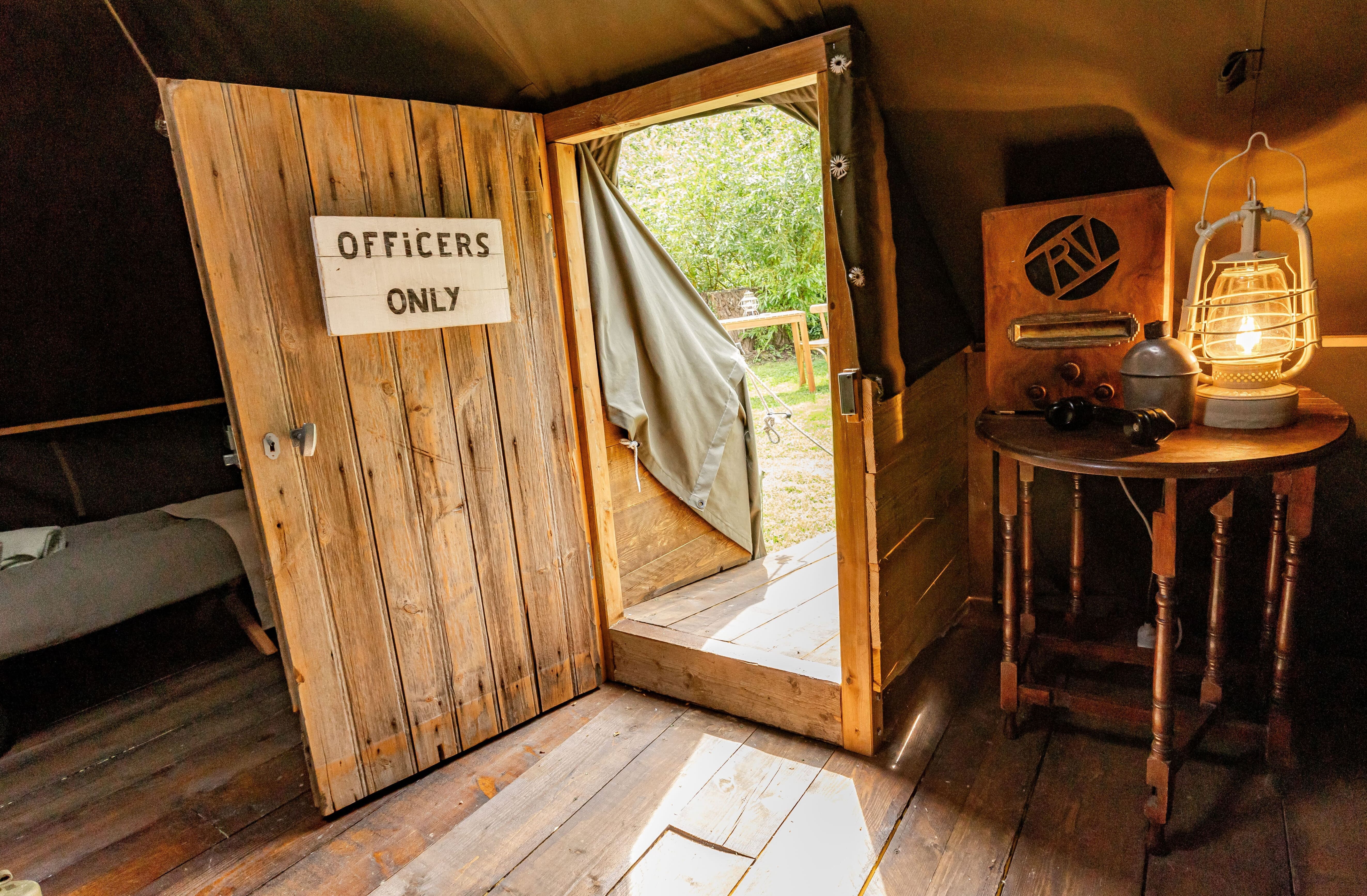 The Field Camp — Tente militaire authentique à Carentan (Manche) à Carentan — vue intérieure