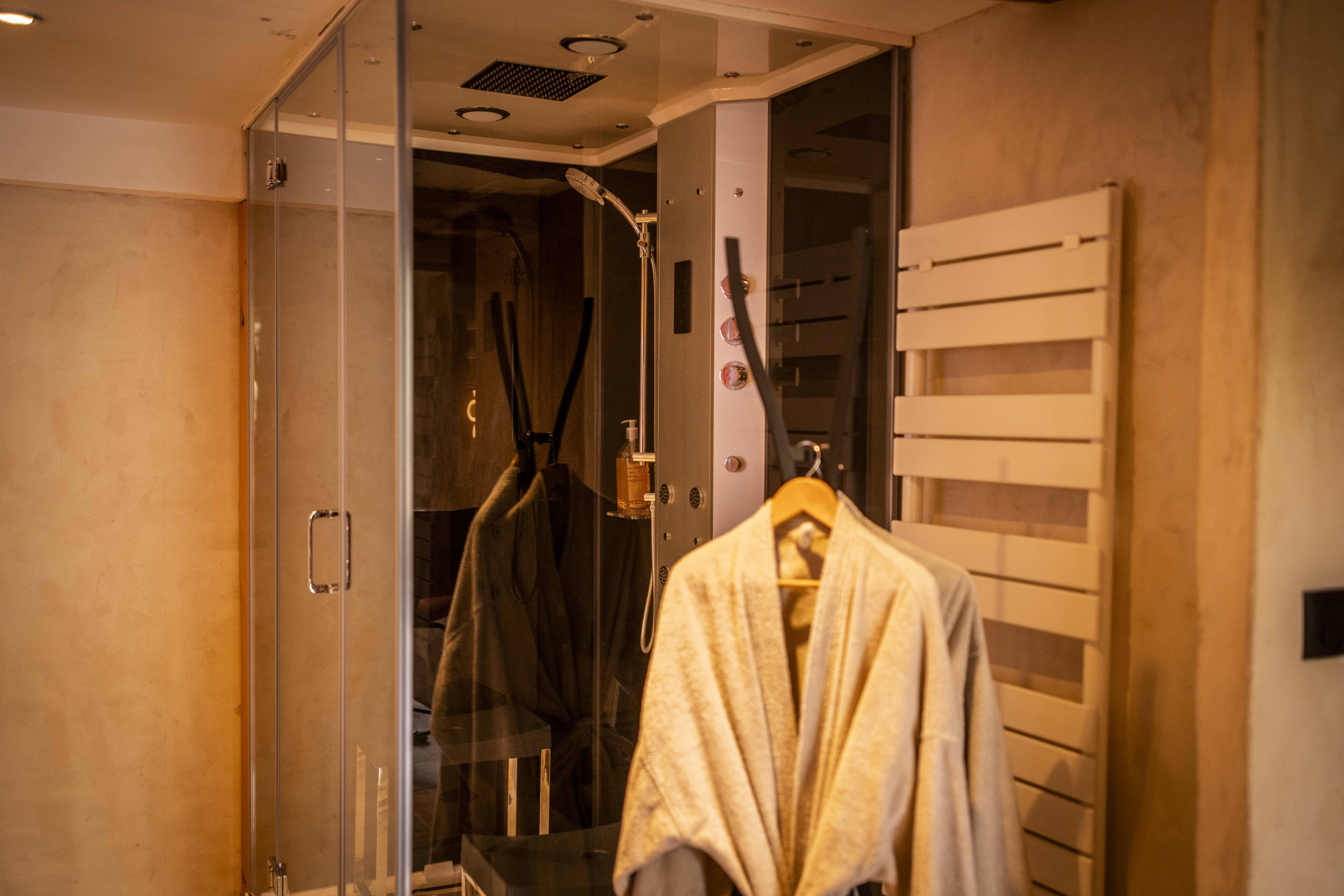 Chambre La Cybèle & SPA : une évasion sensorielle en Midi-Pyrénées à Cahuzac Sur Vère — cuisine