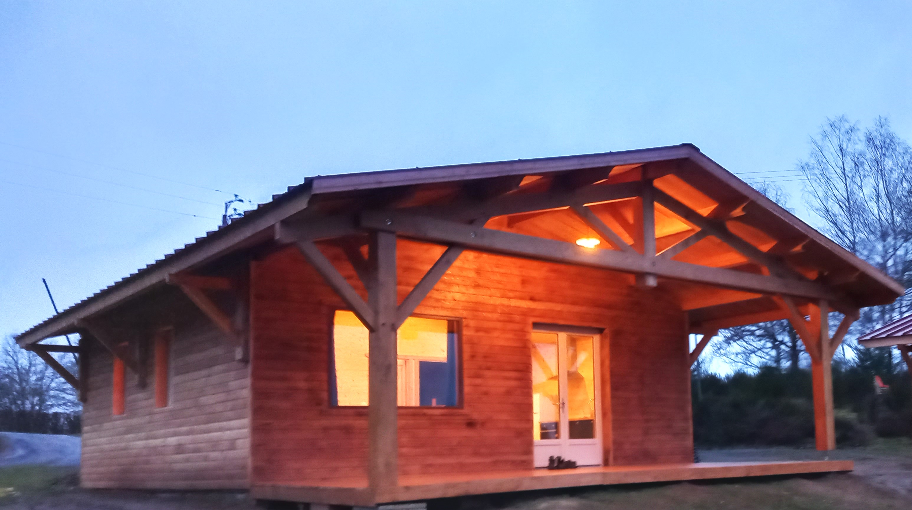 Chalet Douglas : une évasion romantique avec vue sur le lac à Condat-En-Combraille — environnement naturel