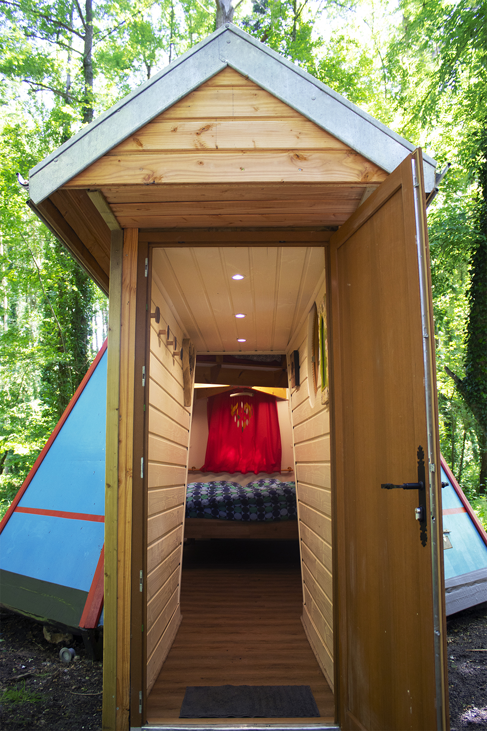 Tipi de l'Ours — Séjour insolite avec spa à Seine-et-Marne à Noisy-Sur-École — vue intérieure