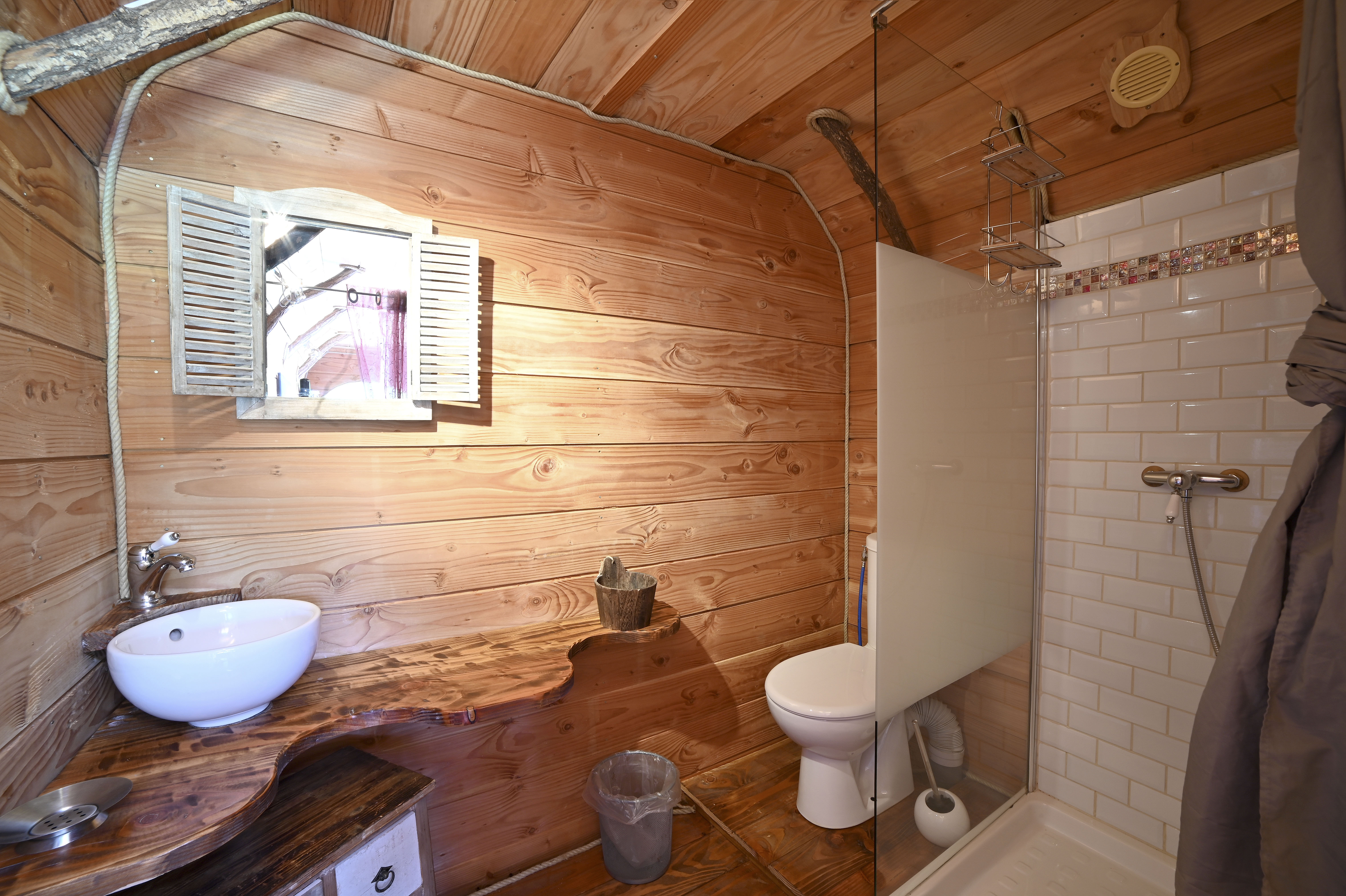 Cabane végétalisée : une maison de hobbit au cœur de la nature à Descartes — chambre