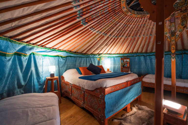 Yourte Tribu de Mongolie — Séjour insolite avec spa à La Ferme Des Épis à Ouffières — vue intérieure