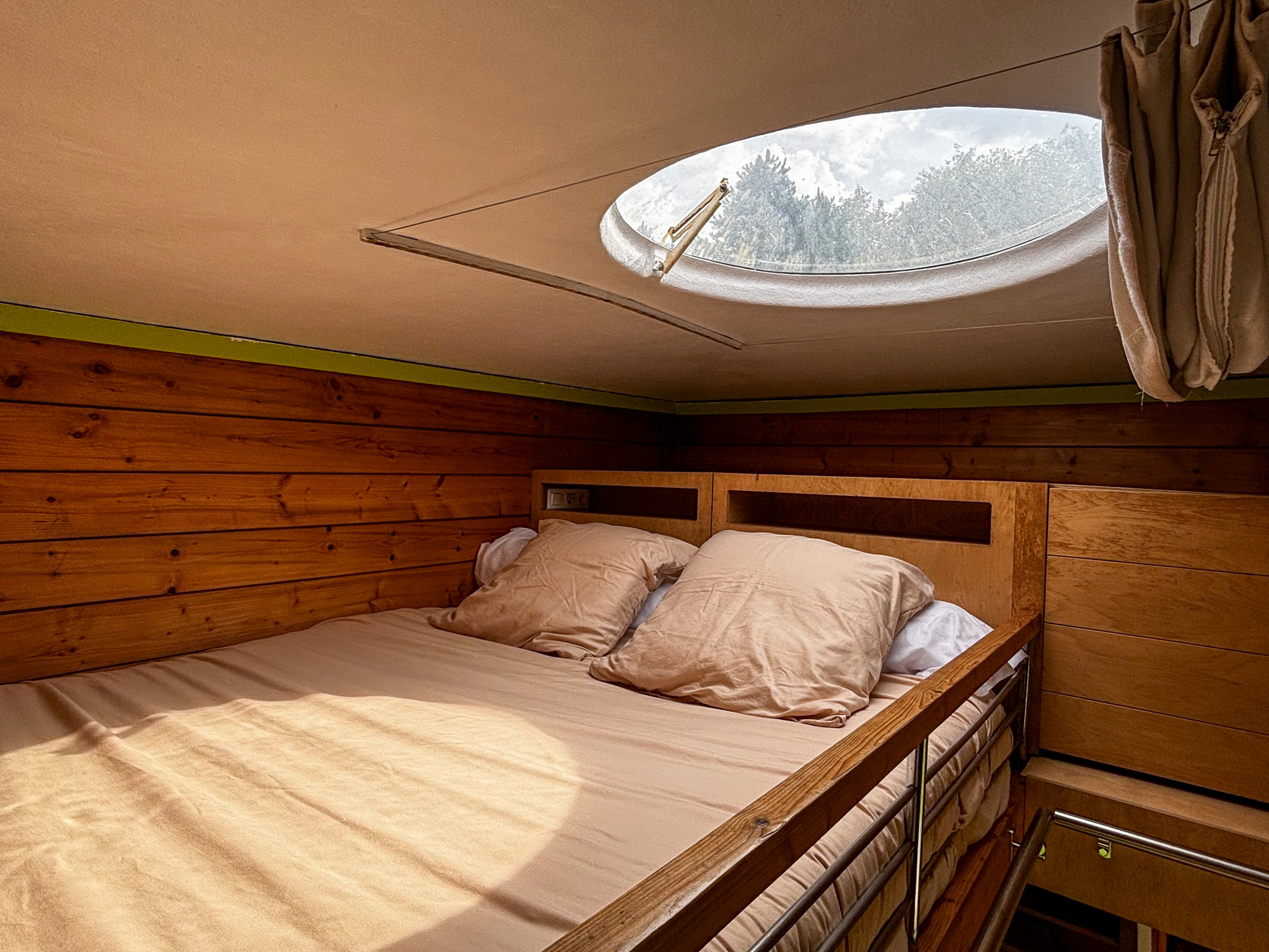 Carré d'étoiles Vénus : une cabane poétique au cœur de la nature à La Chapelle Blanche St Martin — salle de bain