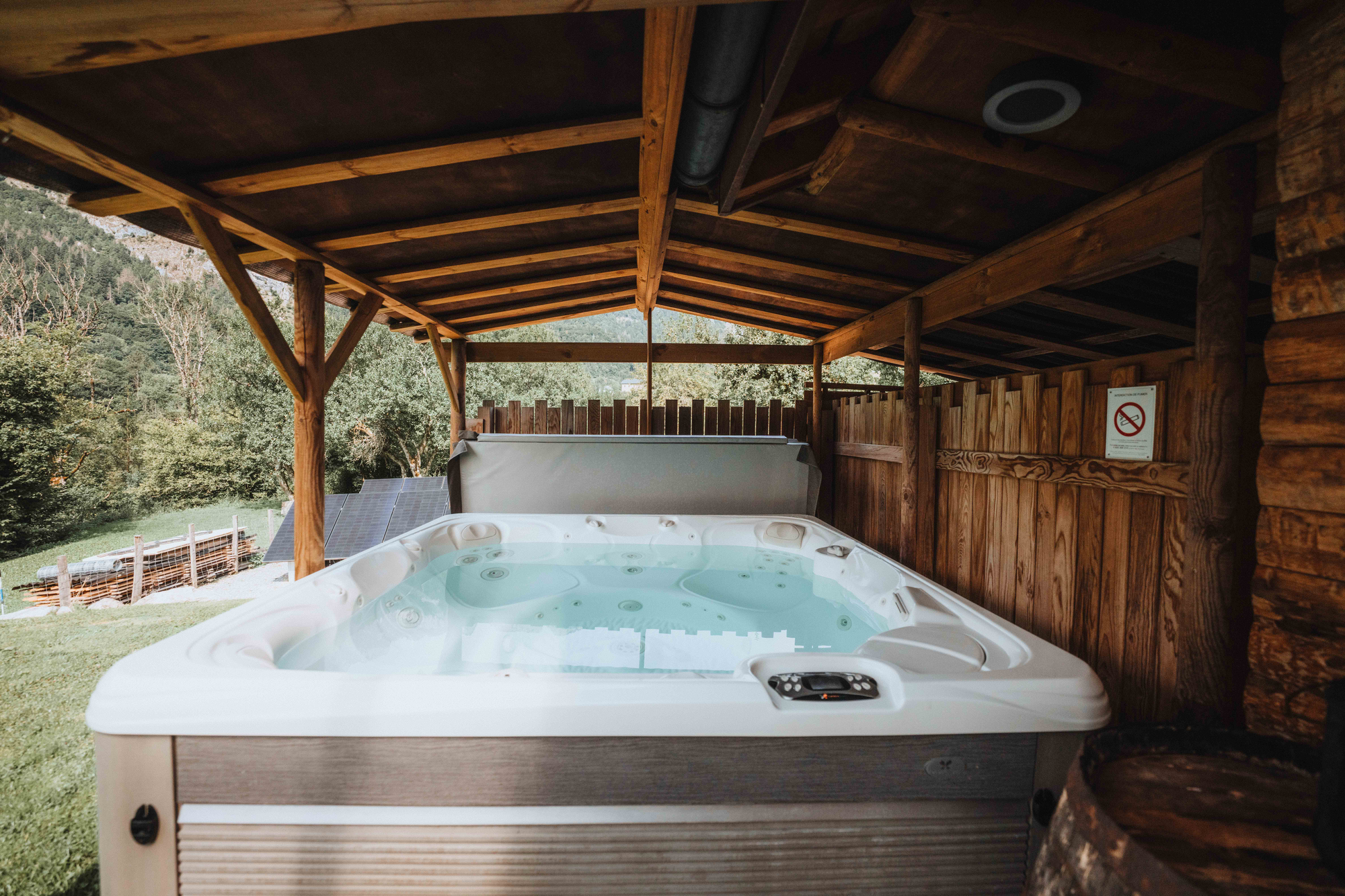 Cabane Le Saloon & Spa — Nuit insolite avec jacuzzi à Haute-Savoie à Le Biot — espace de vie