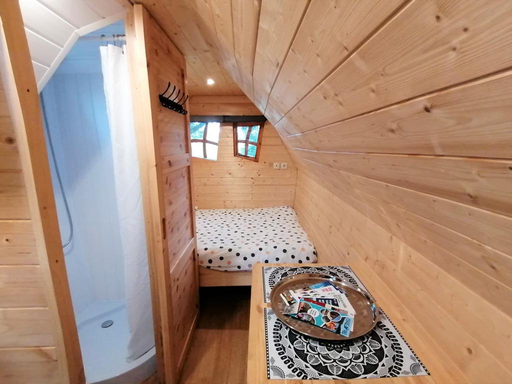 Petite Cabane de la Gare — Séjour romantique avec spa à Lurey (Marne) à Esclavolles-Lurey — détail architectural