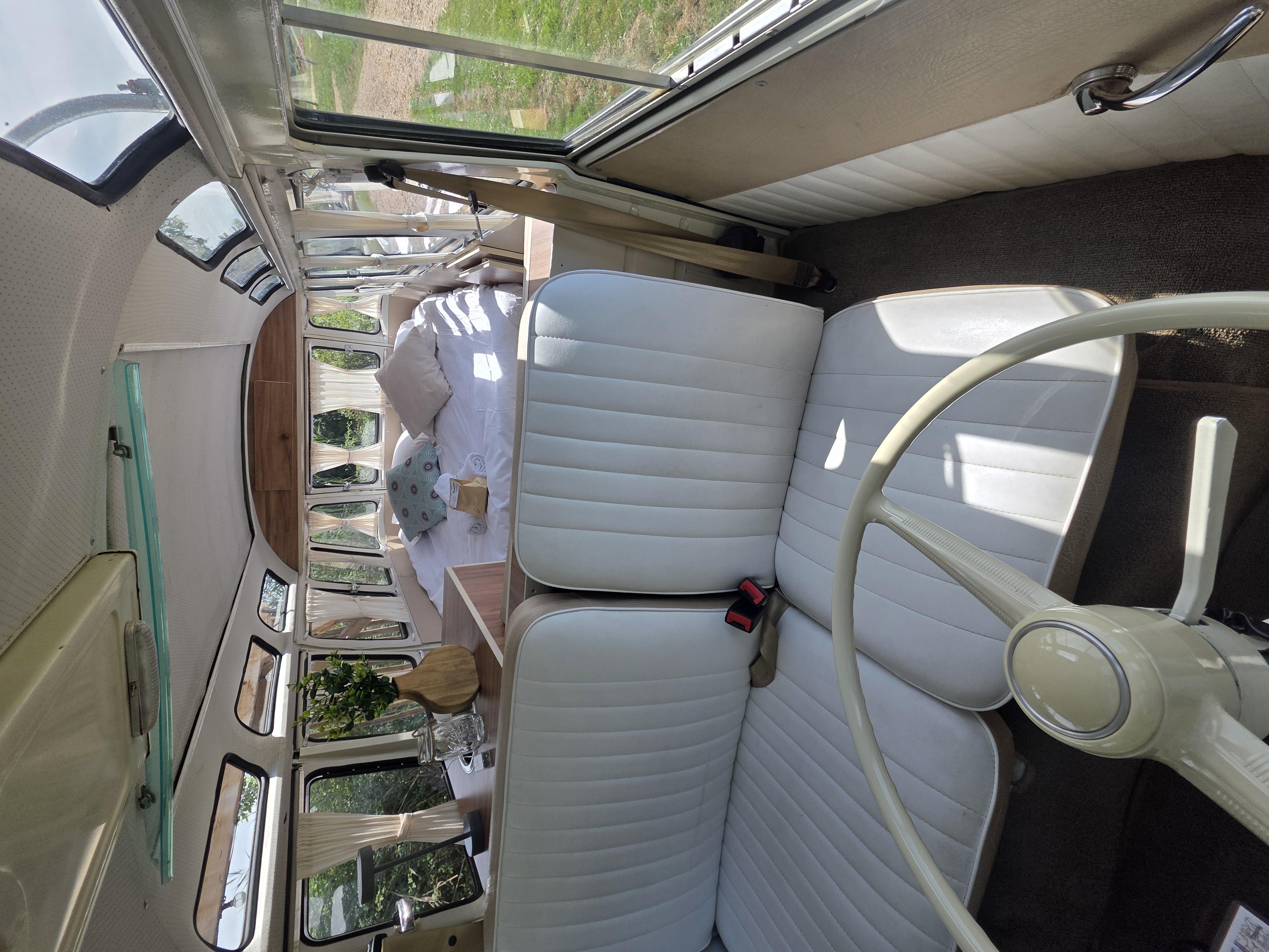 Combi Harvey — Nuit insolite dans un van vintage à Ain à Meillonnas — détail architectural