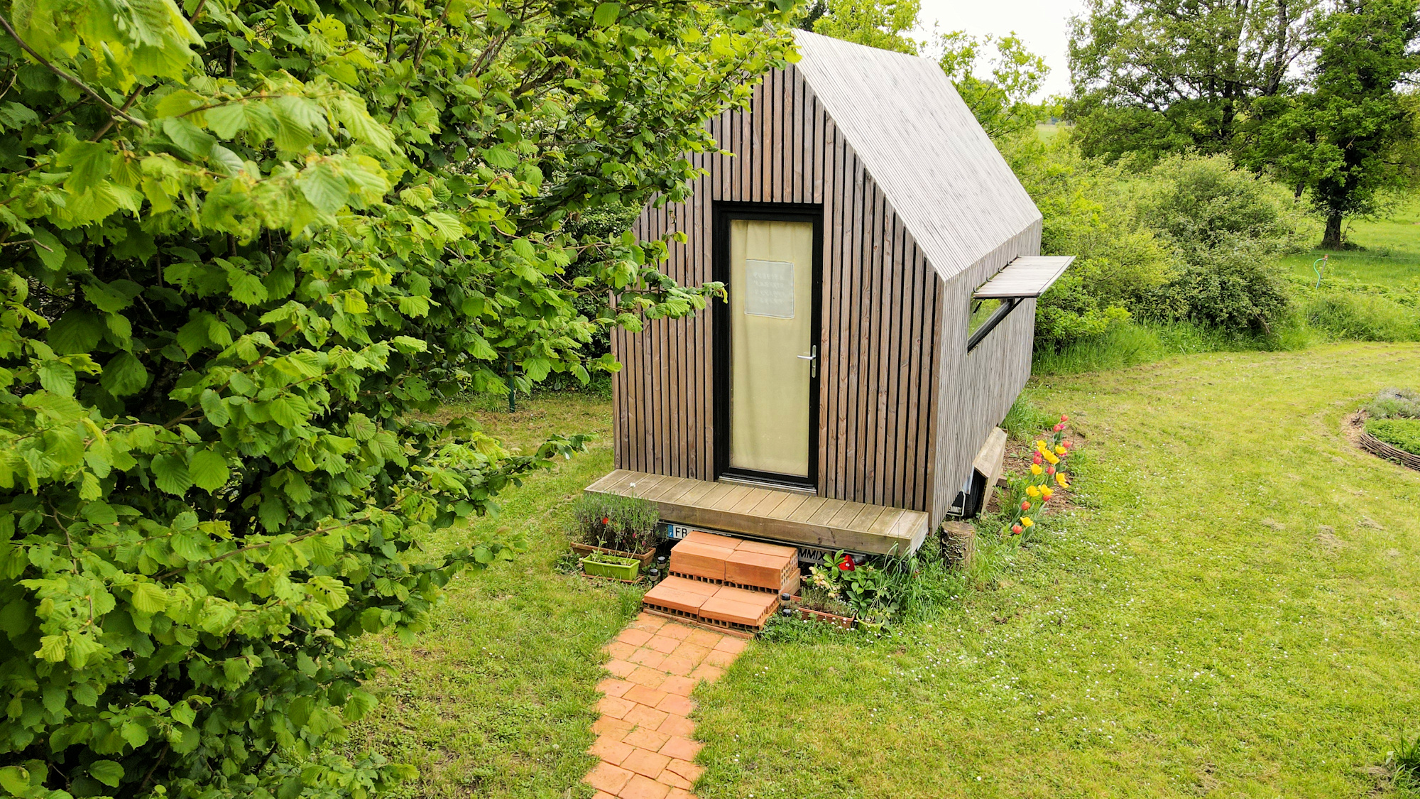 Un p'Tiny dans le jardin — Tiny House avec spa à Charente