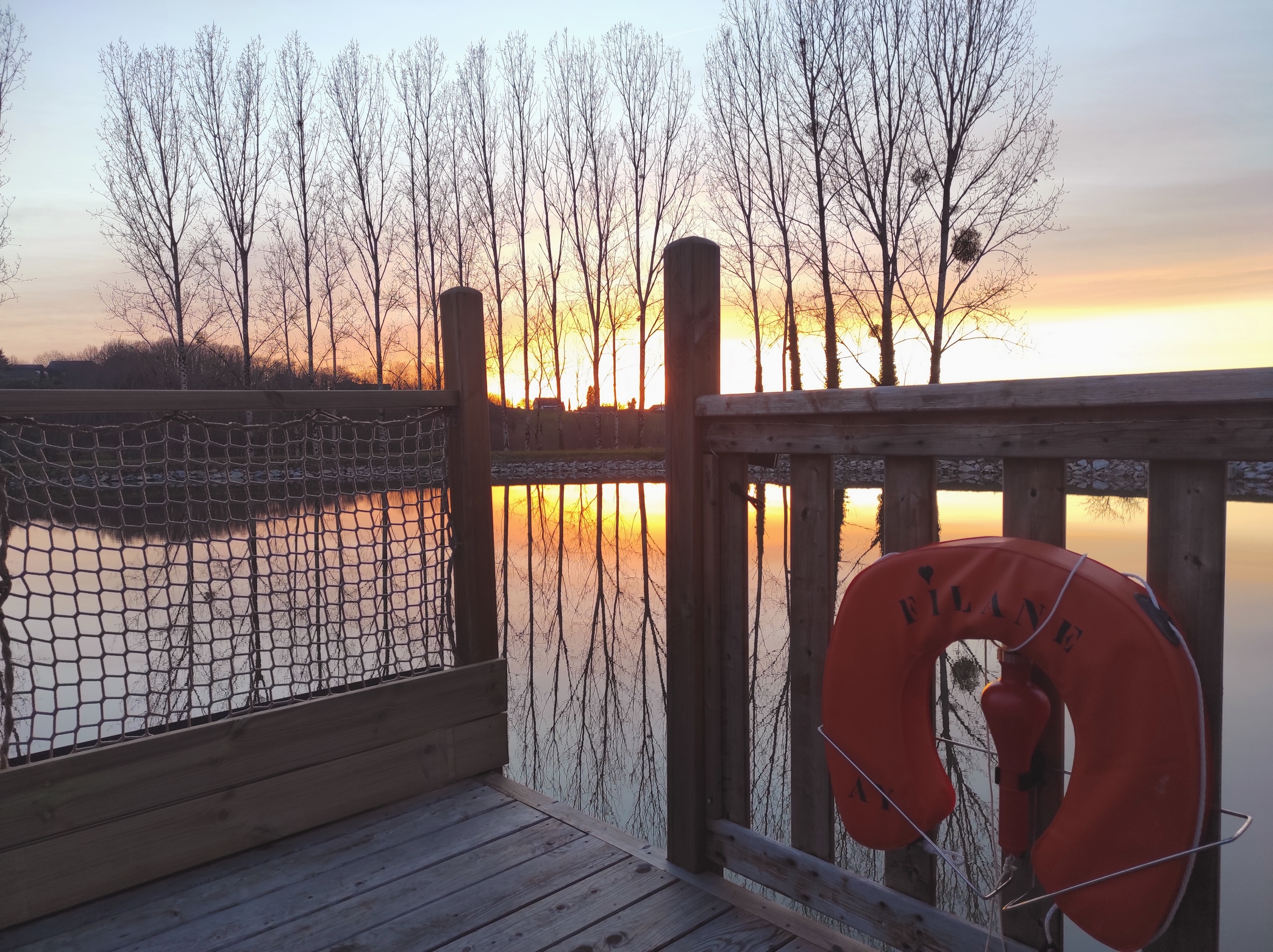 Cabane du Martin Pêcheur : une expérience unique sur l'eau à Saint Germain Les Vergnes — salle de bain