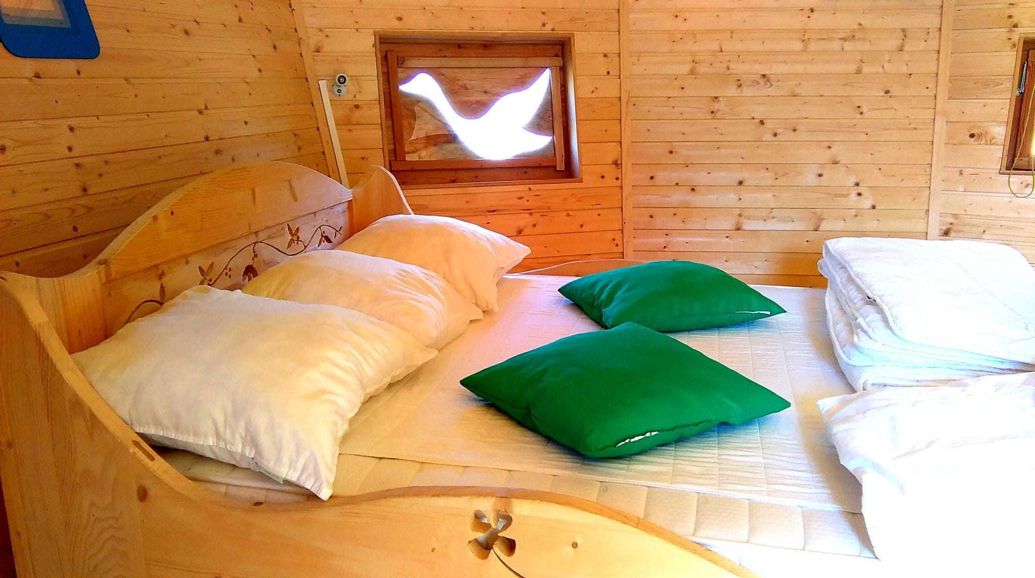 Cabane familiale flottante Mauka : une évasion sur l'eau à Pressac — chambre