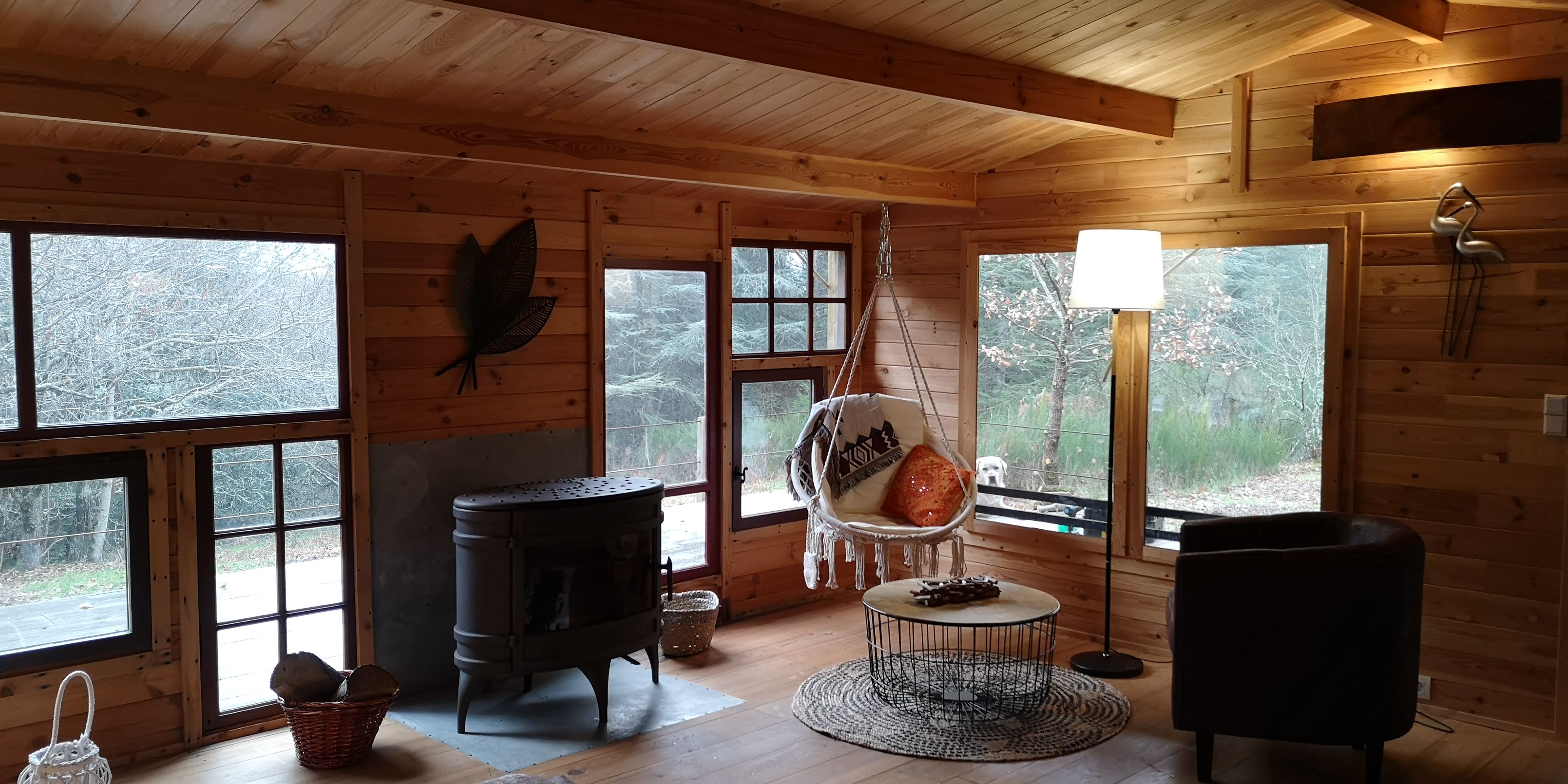 Évasion sensorielle dans une cabane Forest Cocoon & Spa à ballon — détail architectural