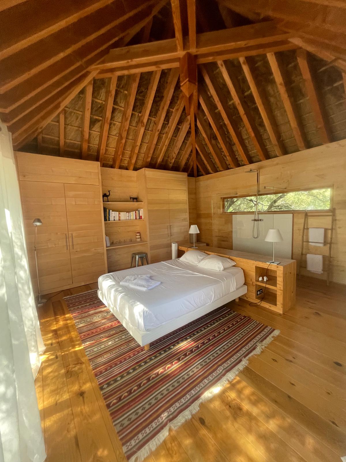 Lodge dans les arbres — Cabane avec piscine à Villevieille (Gard)
