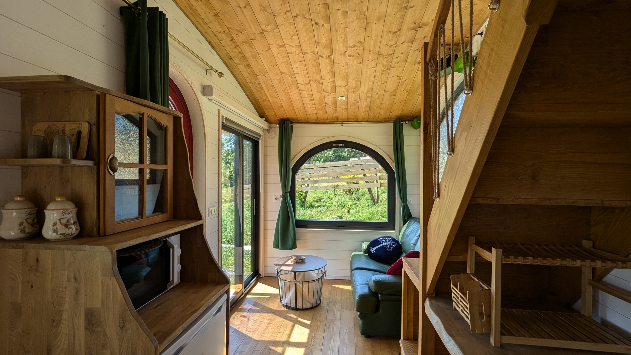 Le Foyer de Bilbo : une escapade insolite en tiny house à Saint Pierre Roche — chambre