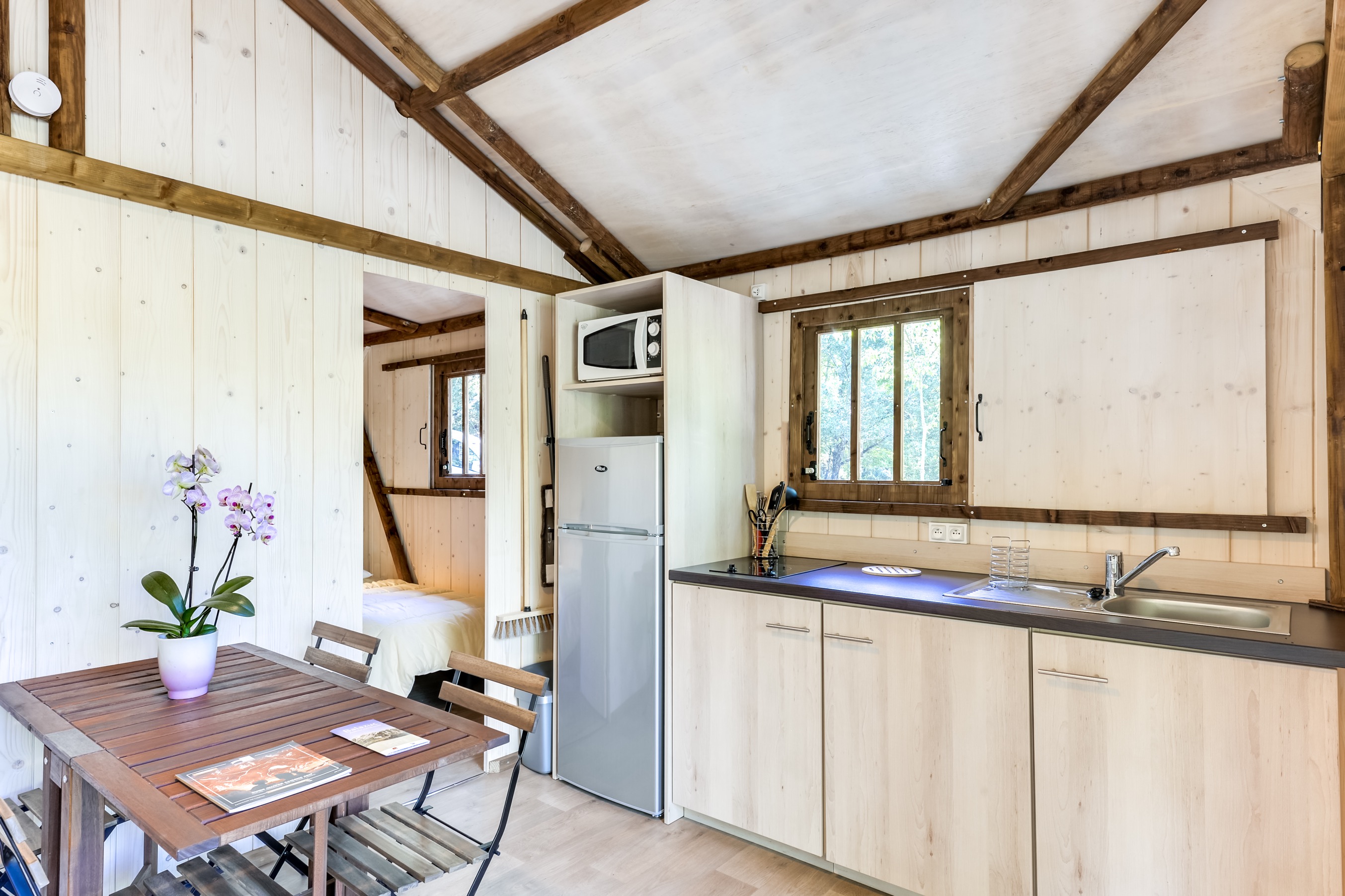 La Frigoule : un écolodge enchanteur en Rhône-Alpes à Balazuc — cuisine