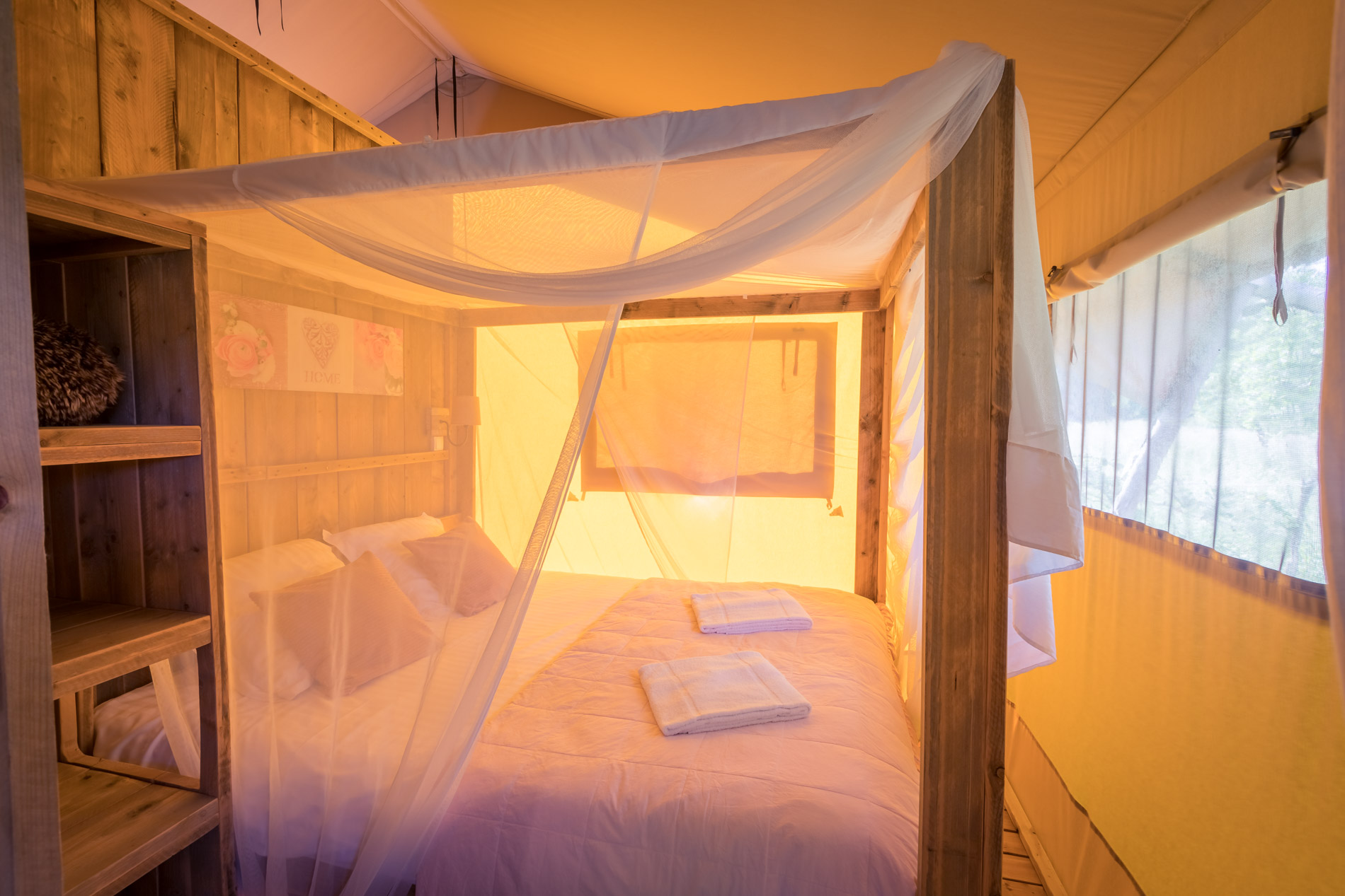 Tente Lodge la Clairière : une immersion sauvage en Nouvelle-Aquitaine à Saires — détail architectural