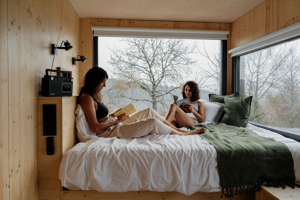Tiny house moderne au cœur des montagnes et vignes du Bugey à Revonnas — espace de vie