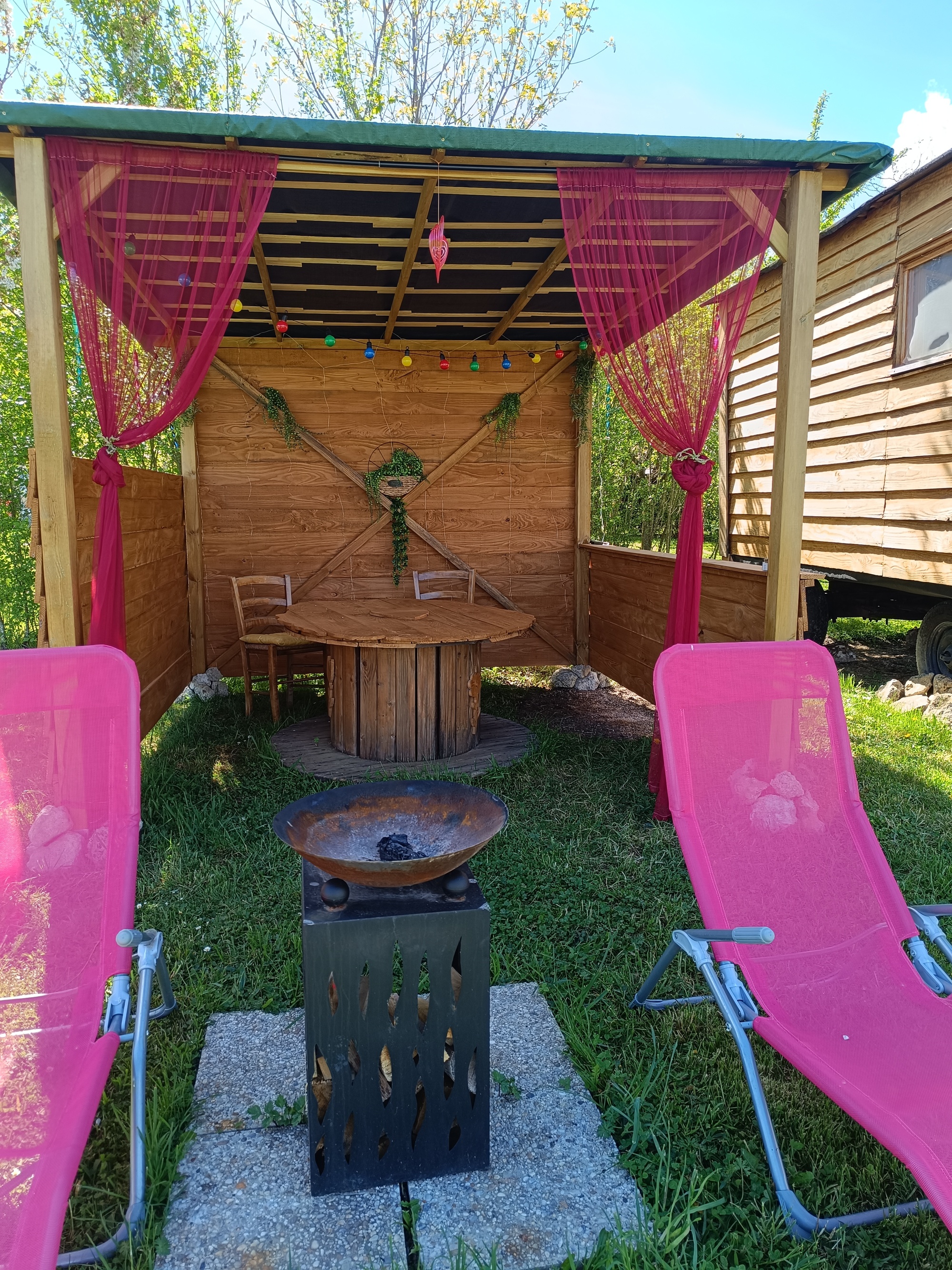 Roulotte romantique — Nuit avec spa à Allier à Vichy — vue depuis la terrasse