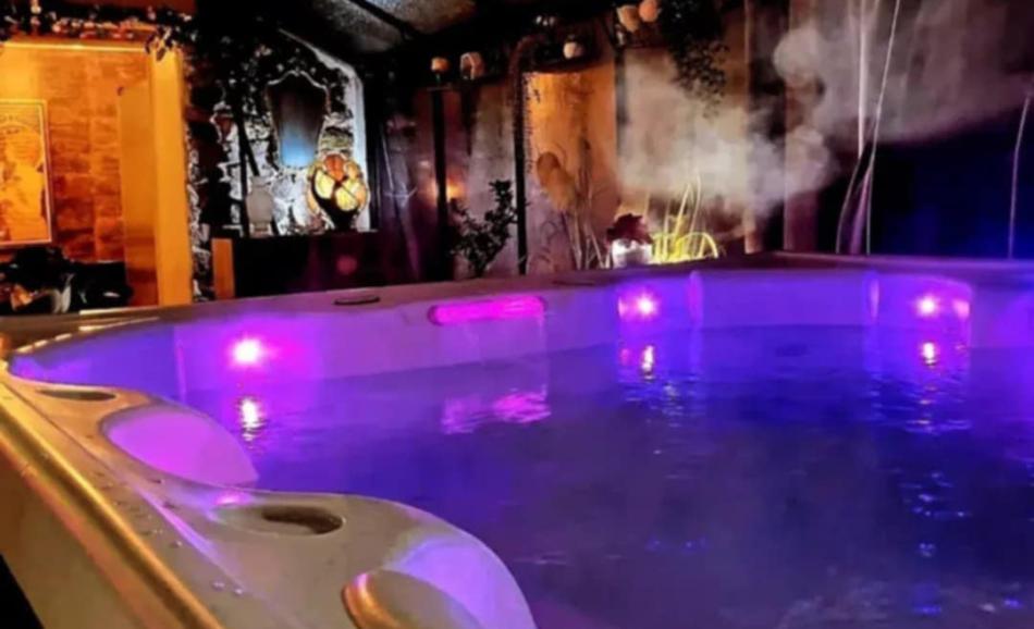 Love Gîte & Spa — Maison insolite avec jacuzzi à Côtes-d'Armor à Dinan — détail architectural