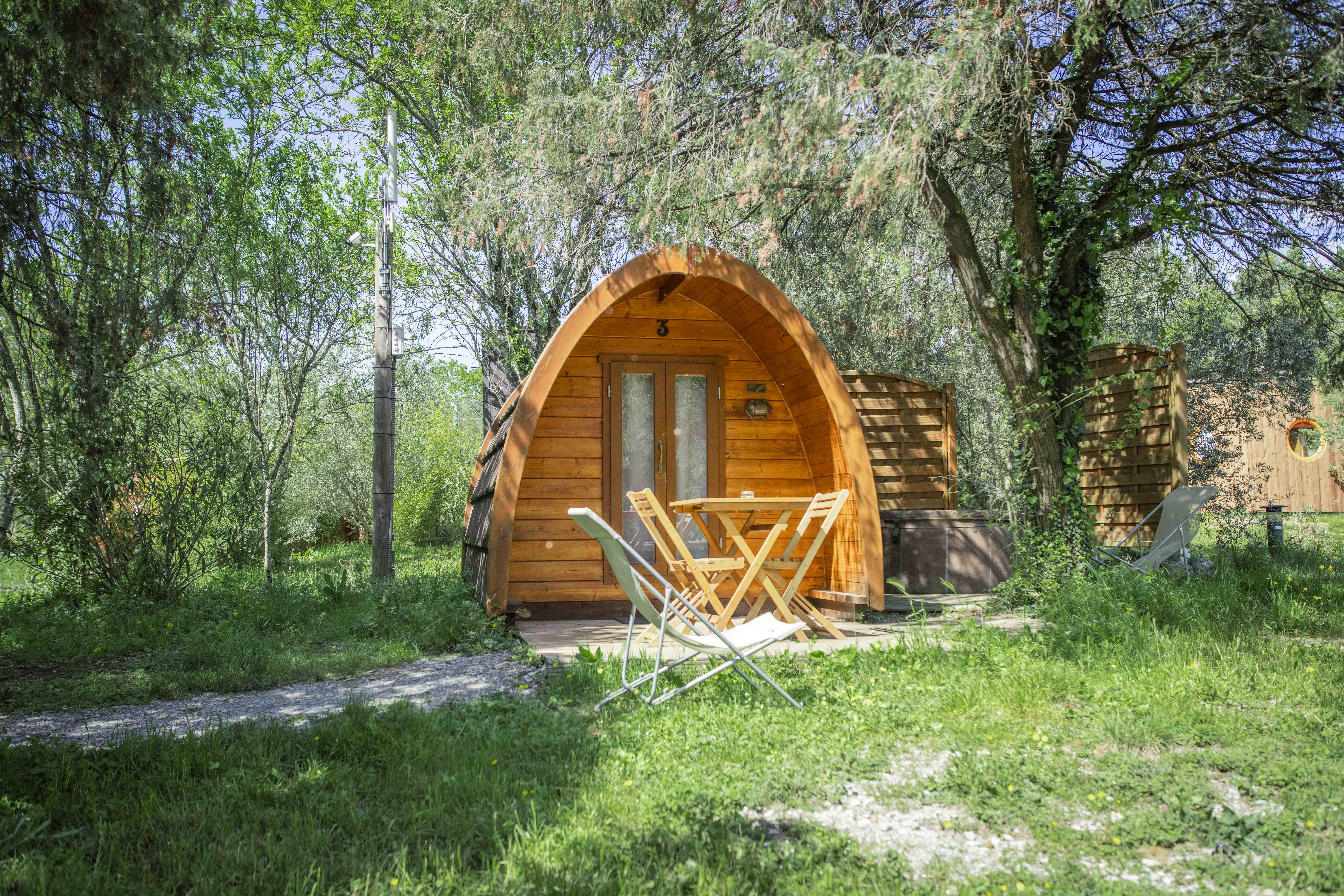 Évasion dans une cabane forestière avec spa en Rhône-Alpes à Vogüé — vue intérieure