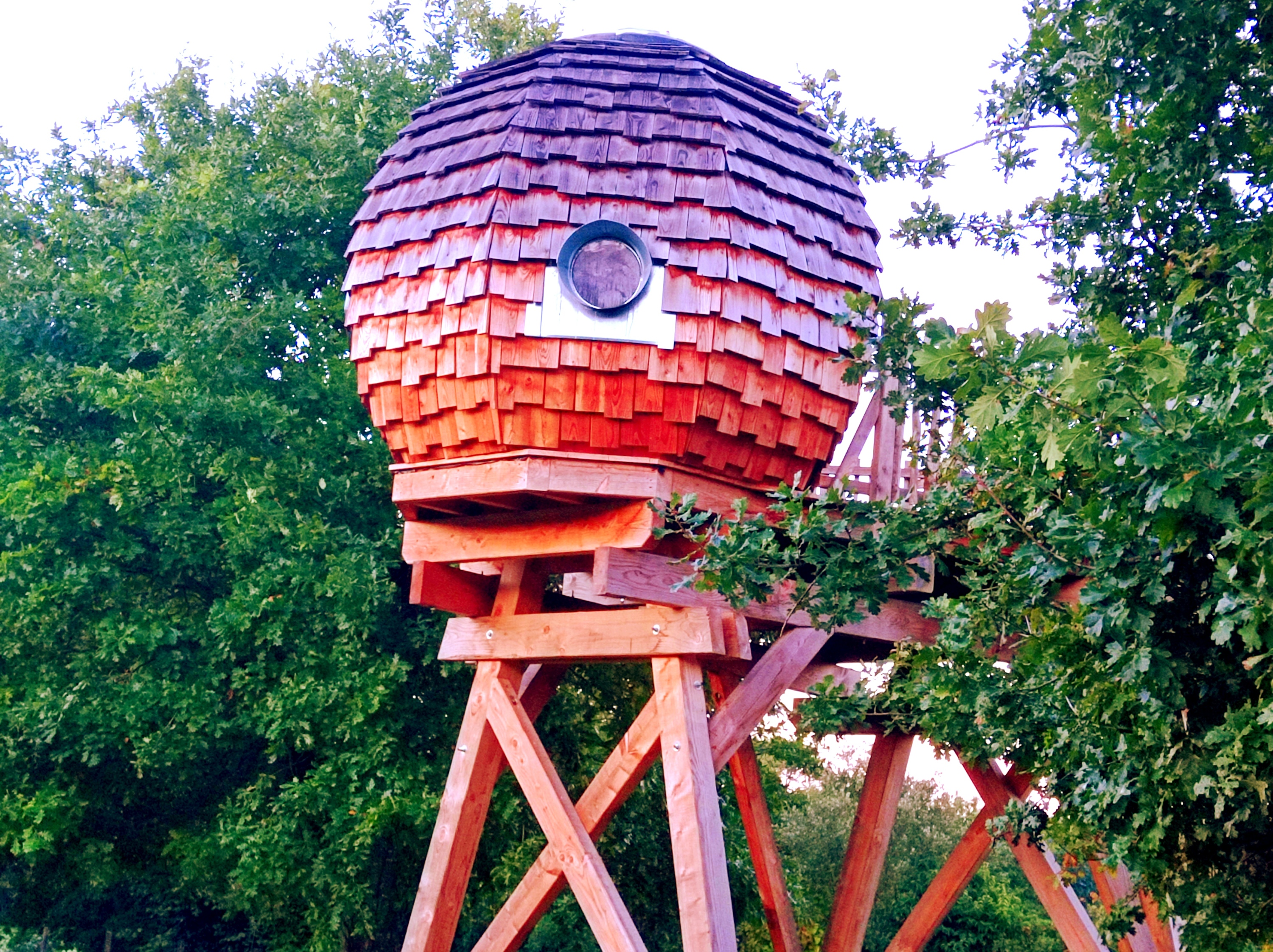 Cabane perchée Le Lovelit — Nuit romantique à 4m en Côtes-d'Armor à Pléneuf-Val-André — vue intérieure