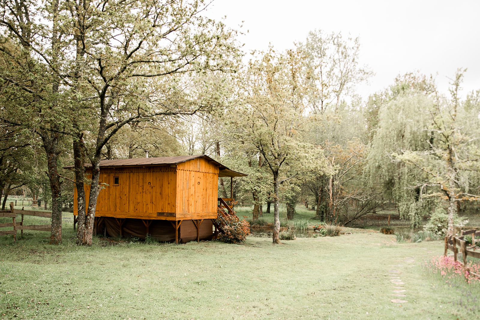 La Cabane du Cow-Boy : une expérience immersive dans un ranch western à Saint Paul En Born — vue intérieure