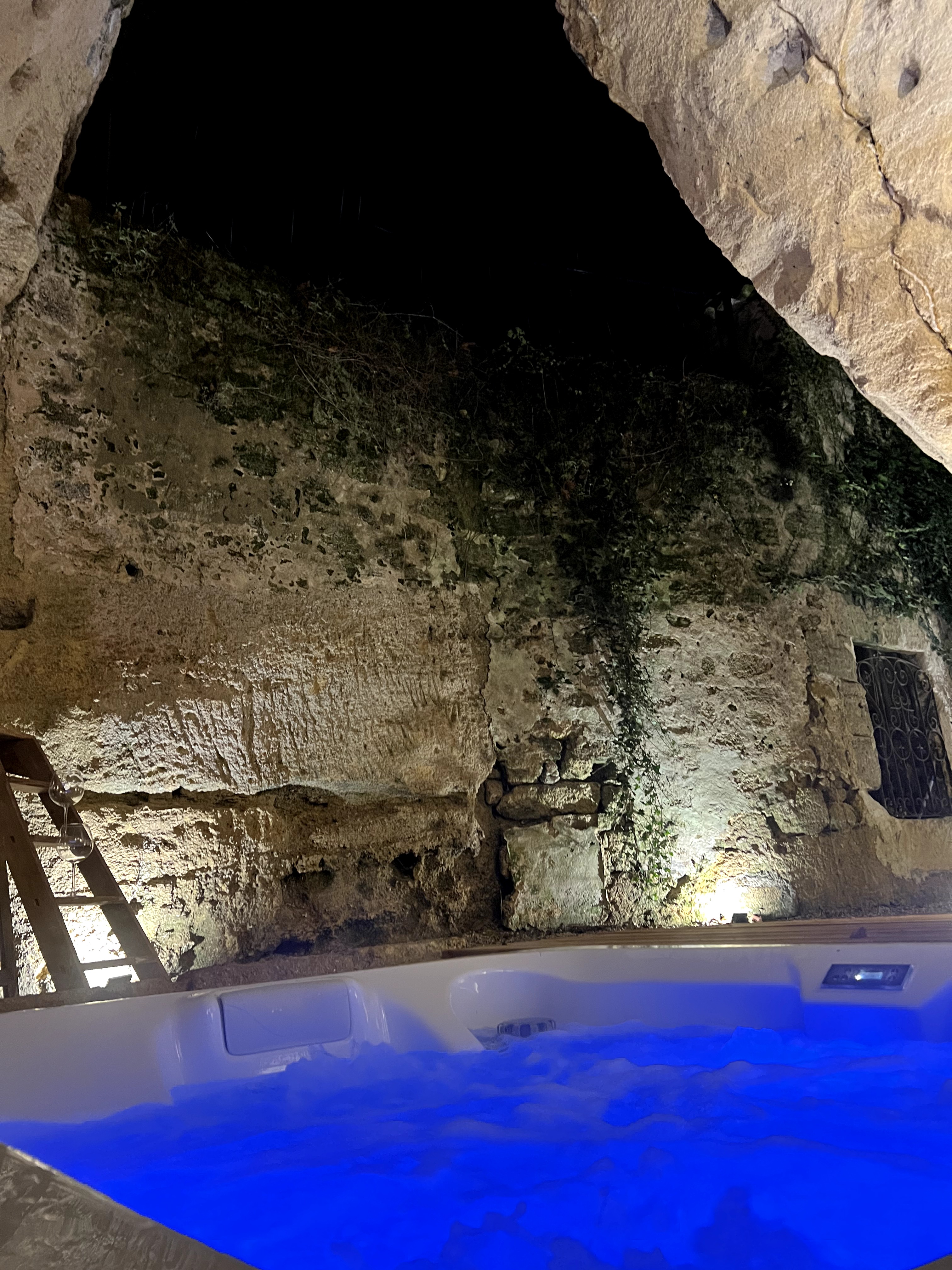 Entre Nous - Au Troglo — Maison troglodyte avec spa à Doué-la-Fontaine à Doué-la-Fontaine — environnement naturel