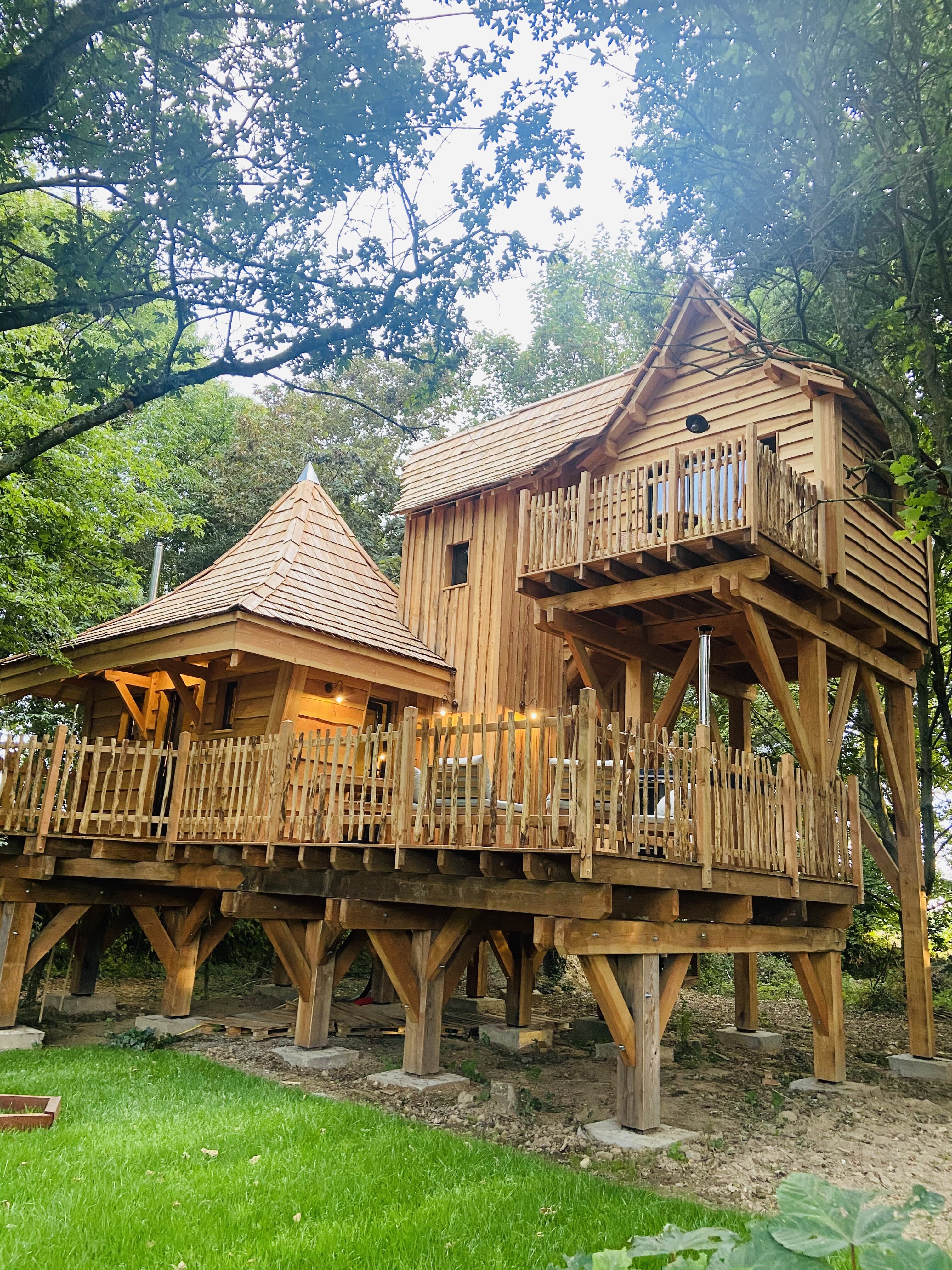 La Belle Verte : cabane sur pilotis avec spa en Bretagne — Cabane à Guerlédan