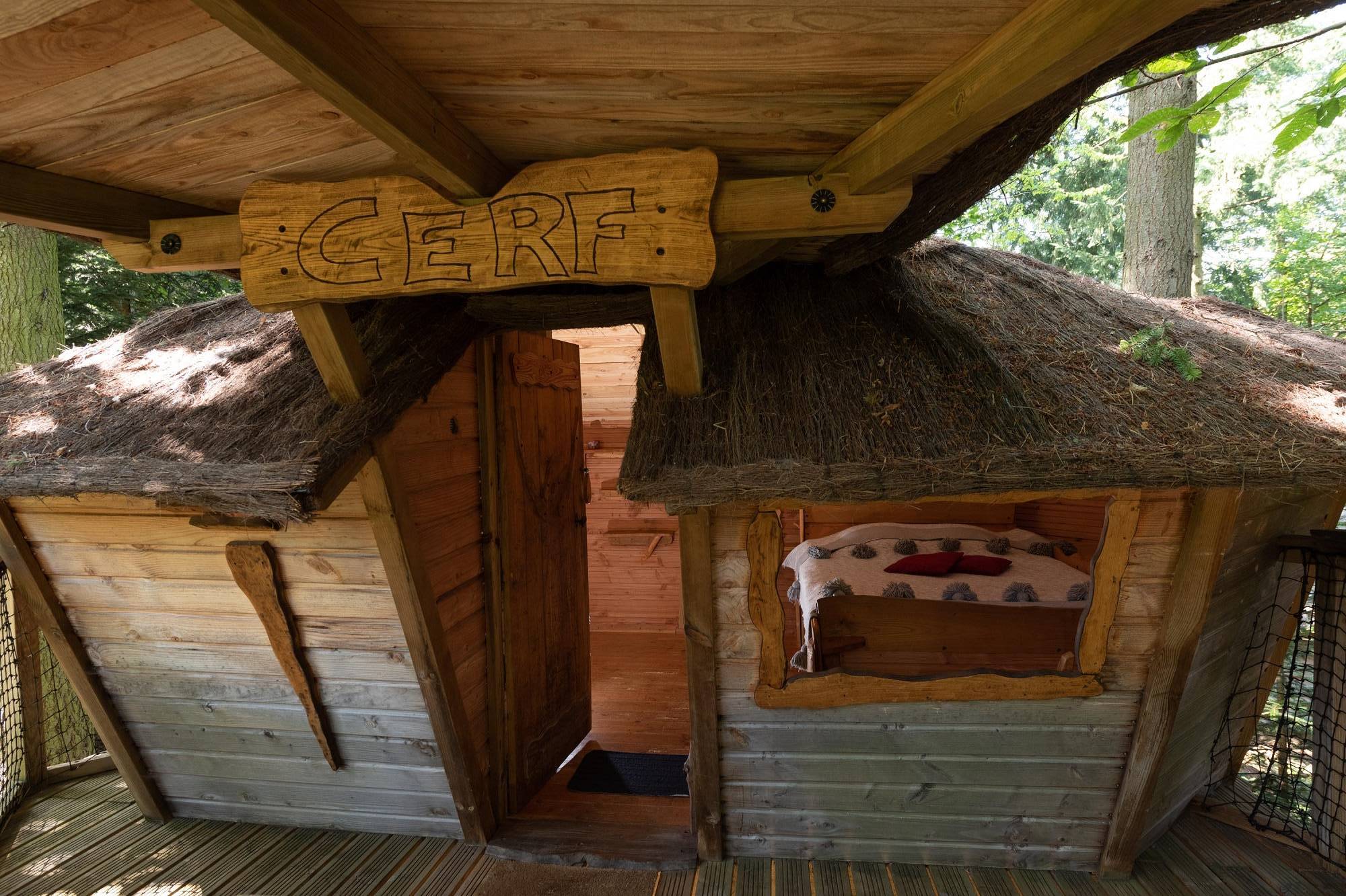 Cabane Cerf : une expérience suspendue dans les arbres à Saint-Julien-Labrousse — espace de vie