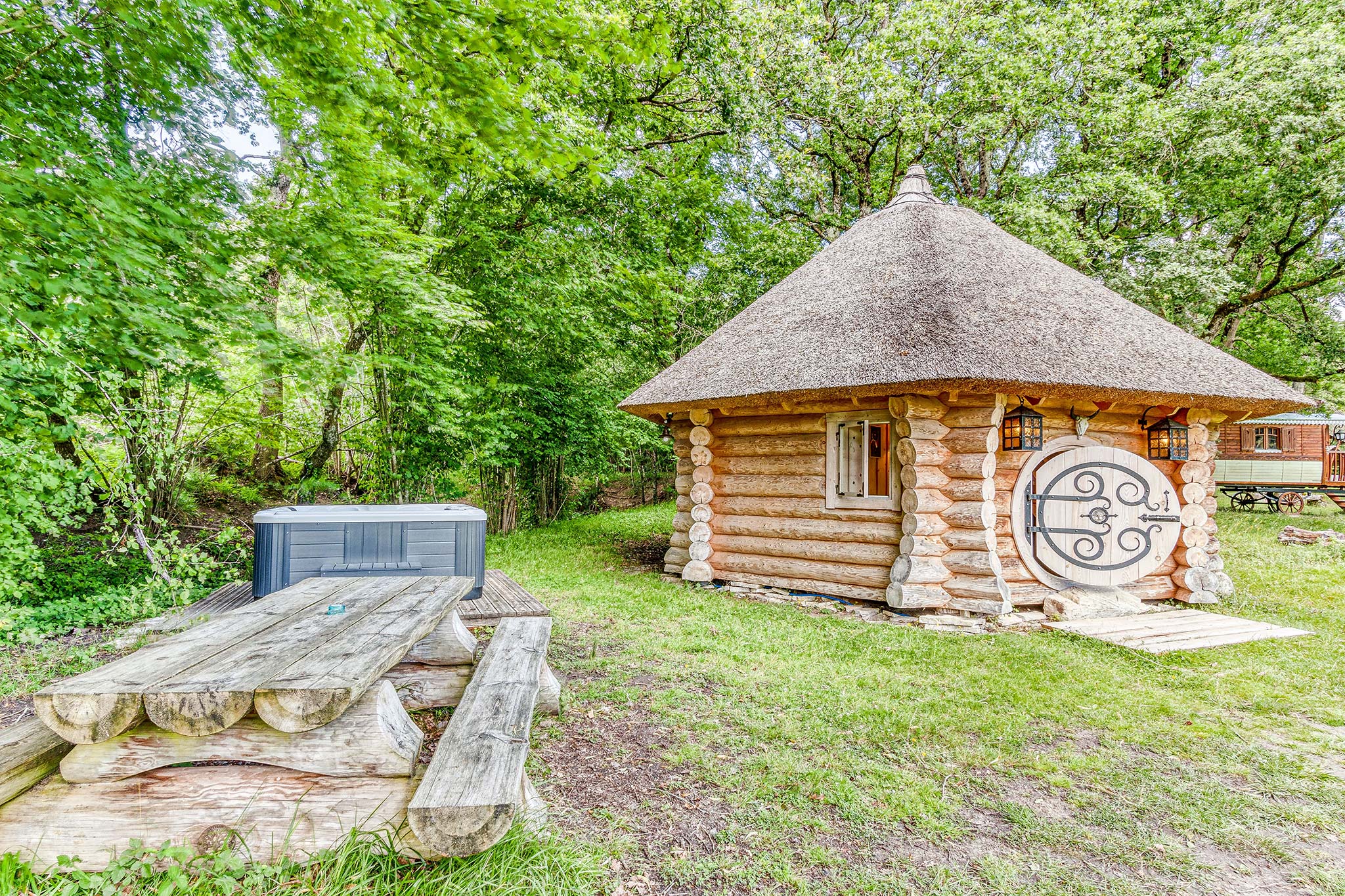 Évasion dans la cabane Spa Haldjas : un refuge de trappeur en Centre-Val de Loire — Cabane à Descartes