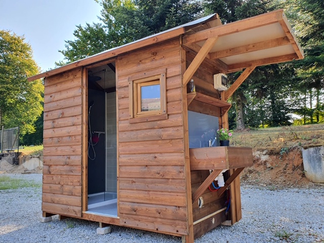 La p'tite Cabane flottante — Cabane sur pilotis avec spa à Gers à Riguepeu — salle de bain