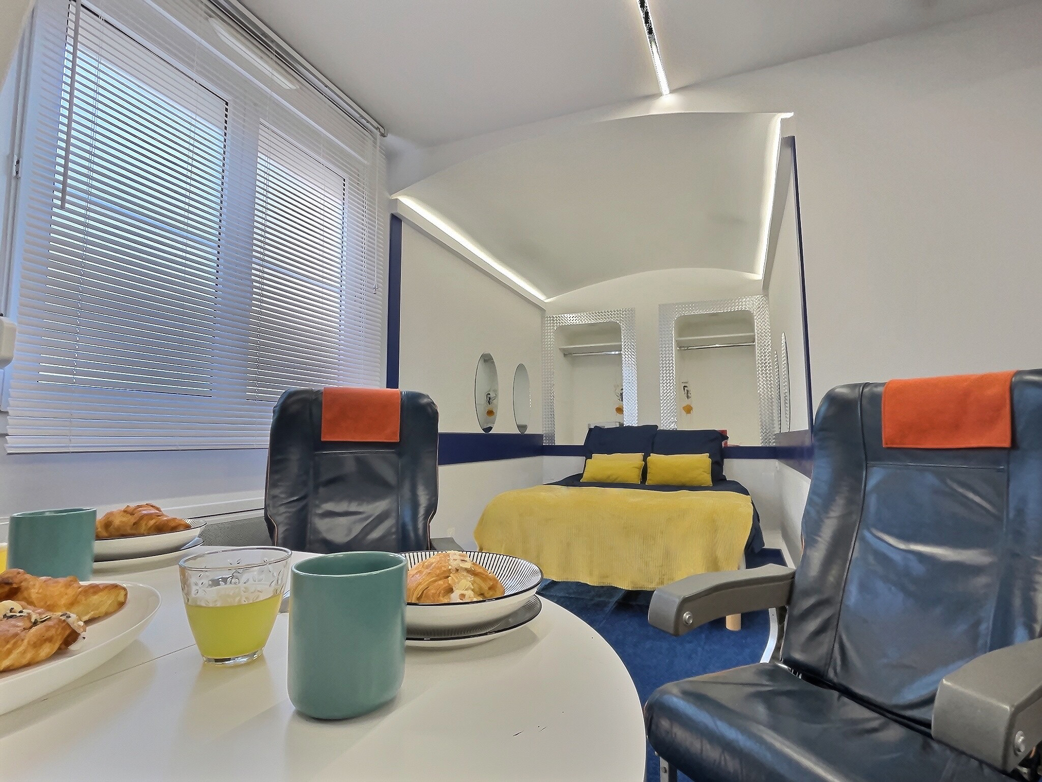 Insolite - Thème Jet Privé — Chambre à thème avec spa à Moontown à Moontown — détail architectural