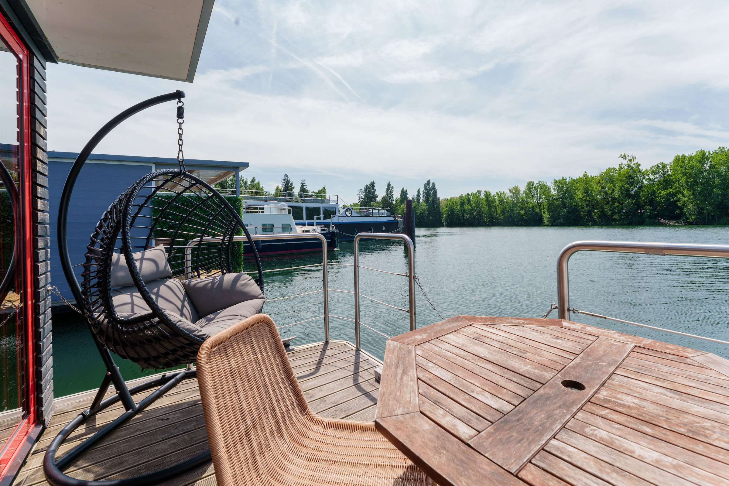 Suite flottante Lit Queen-size — Péniche avec sauna à Yvelines à Guernes — espace de vie