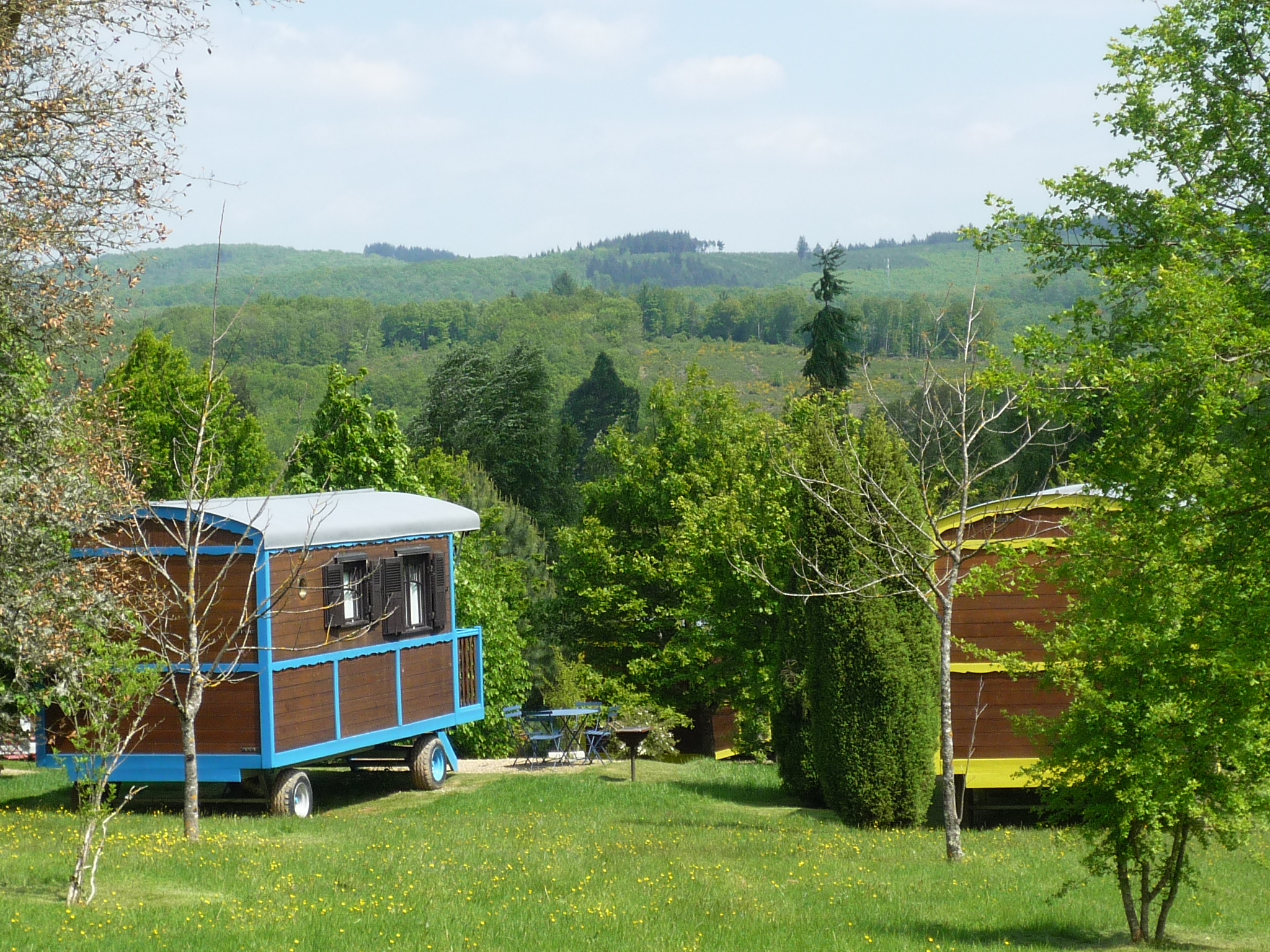 Roulotte gîte familiale : un voyage au cœur du Limousin à Chamberet — vue intérieure