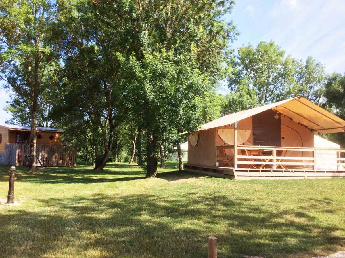 Un lodge safari PMR au cœur des châteaux de la Loire à Angé — vue intérieure