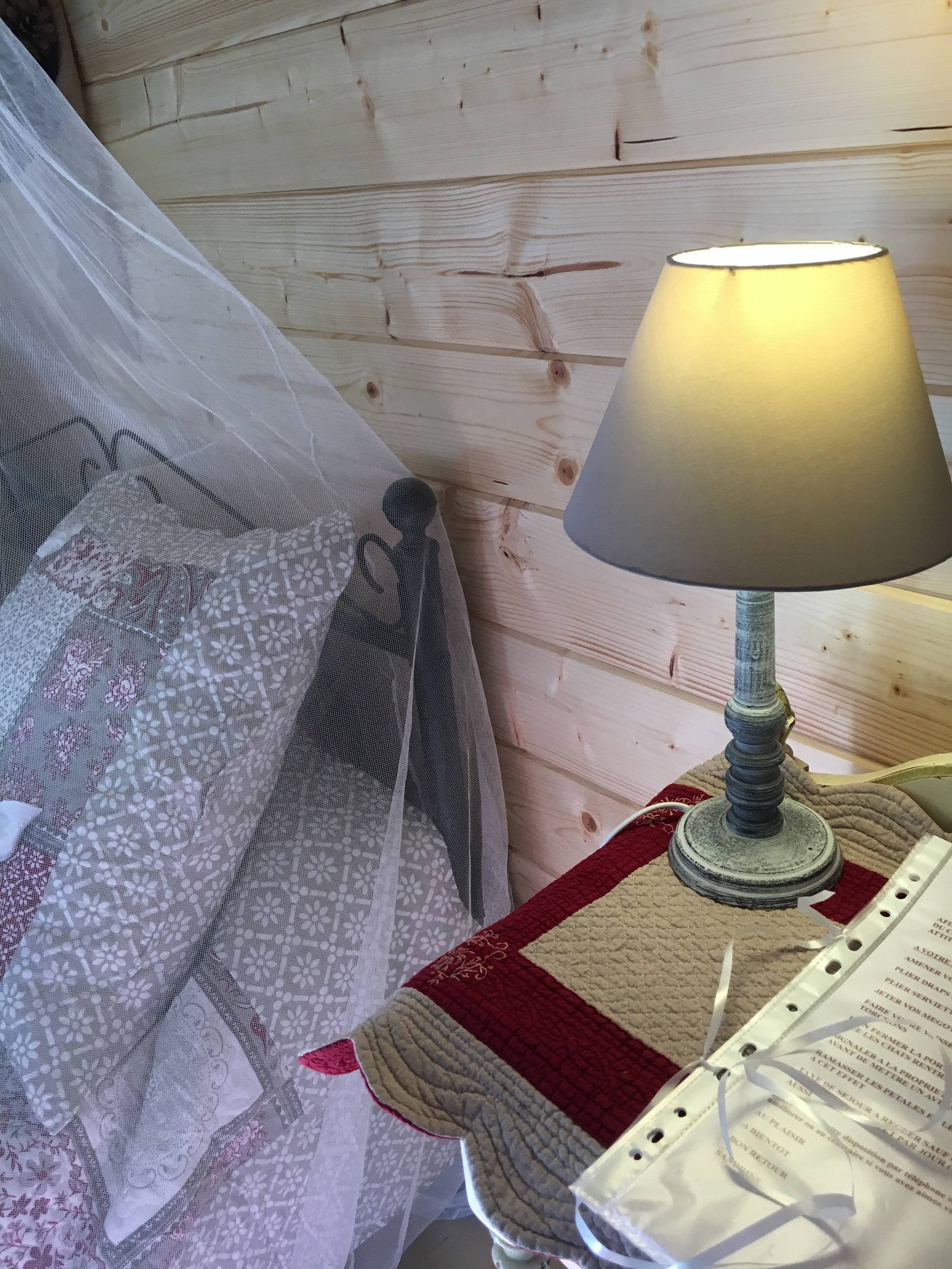 Évasion romantique dans une cabane avec balnéothérapie à Barjols — espace de vie