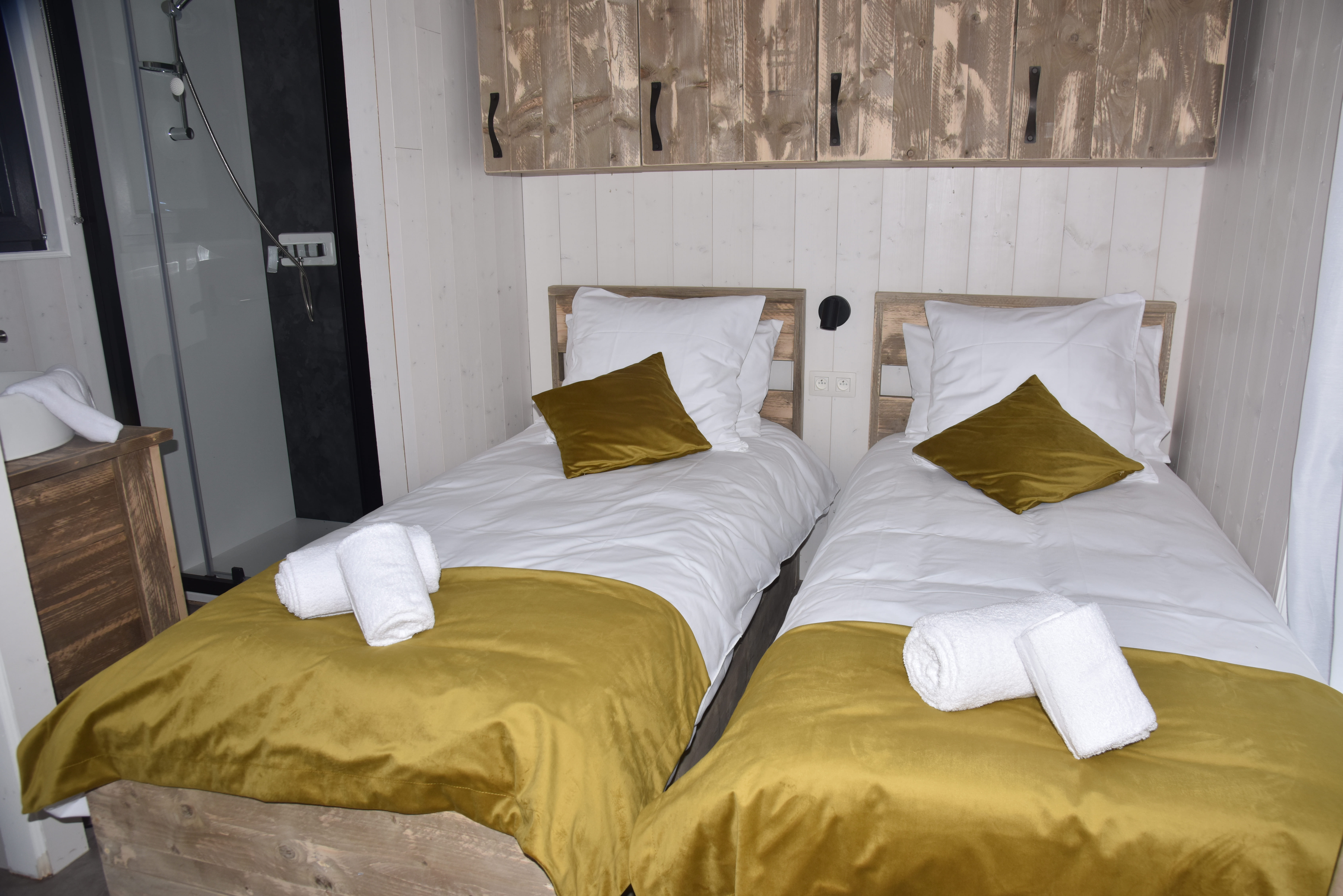 Cabane Brennus avec bain à remous en Auvergne à Vic-Le-Comte — salle de bain