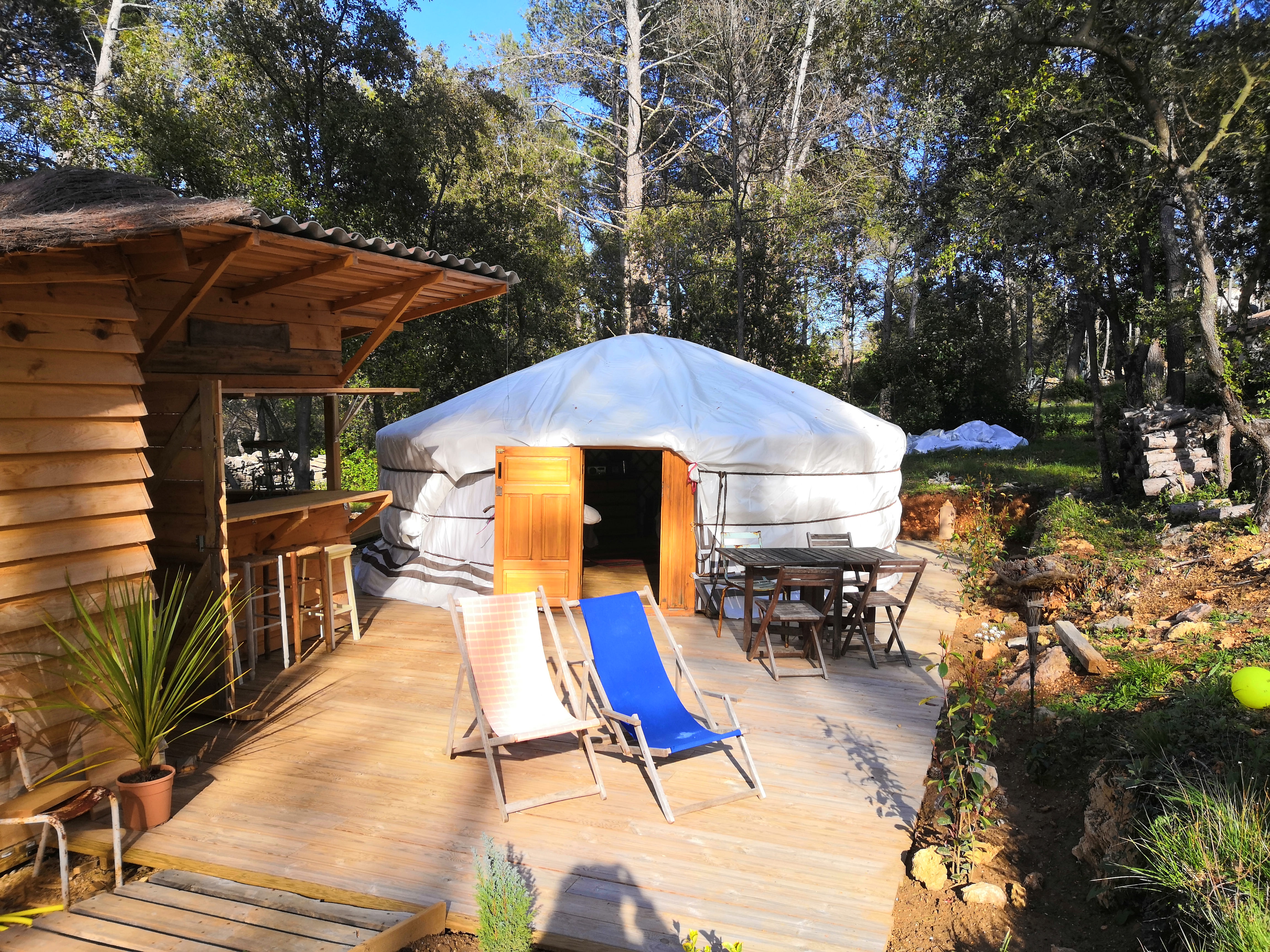 Séjournez dans une yourte en Provence avec piscine à Besse Sur Issole — vue intérieure