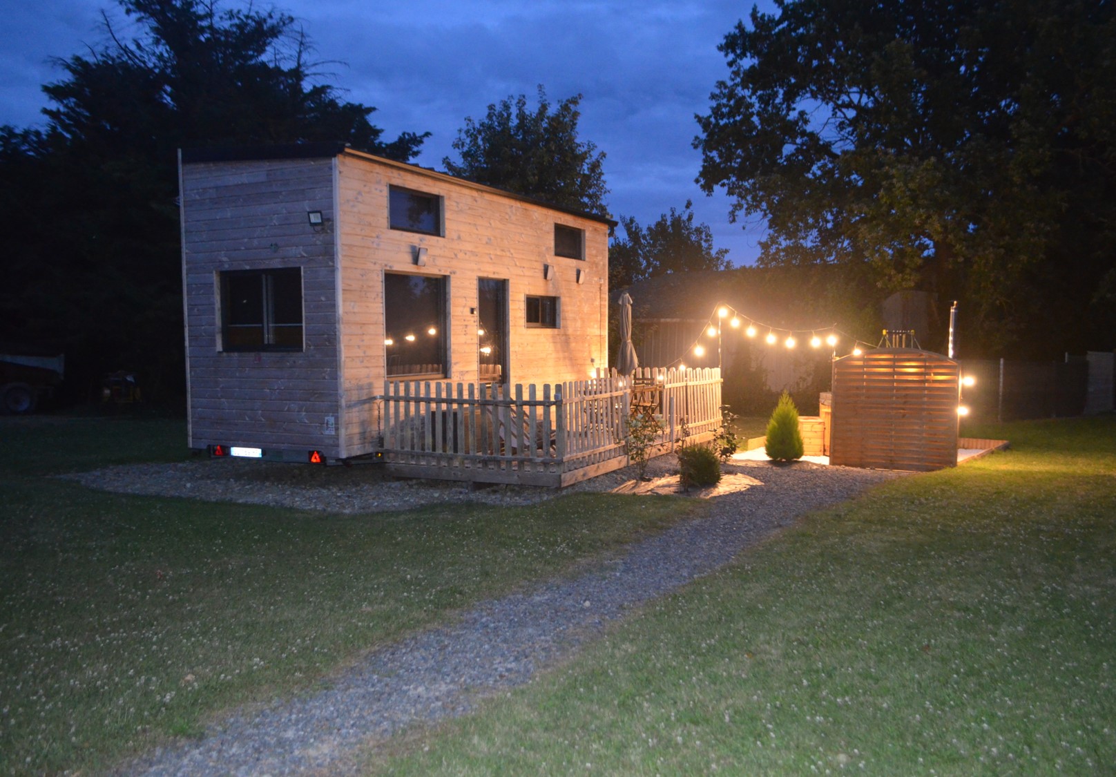 Tiny house moderne avec spa en Pays de la Loire à Gennes Longuefuye — salle de bain