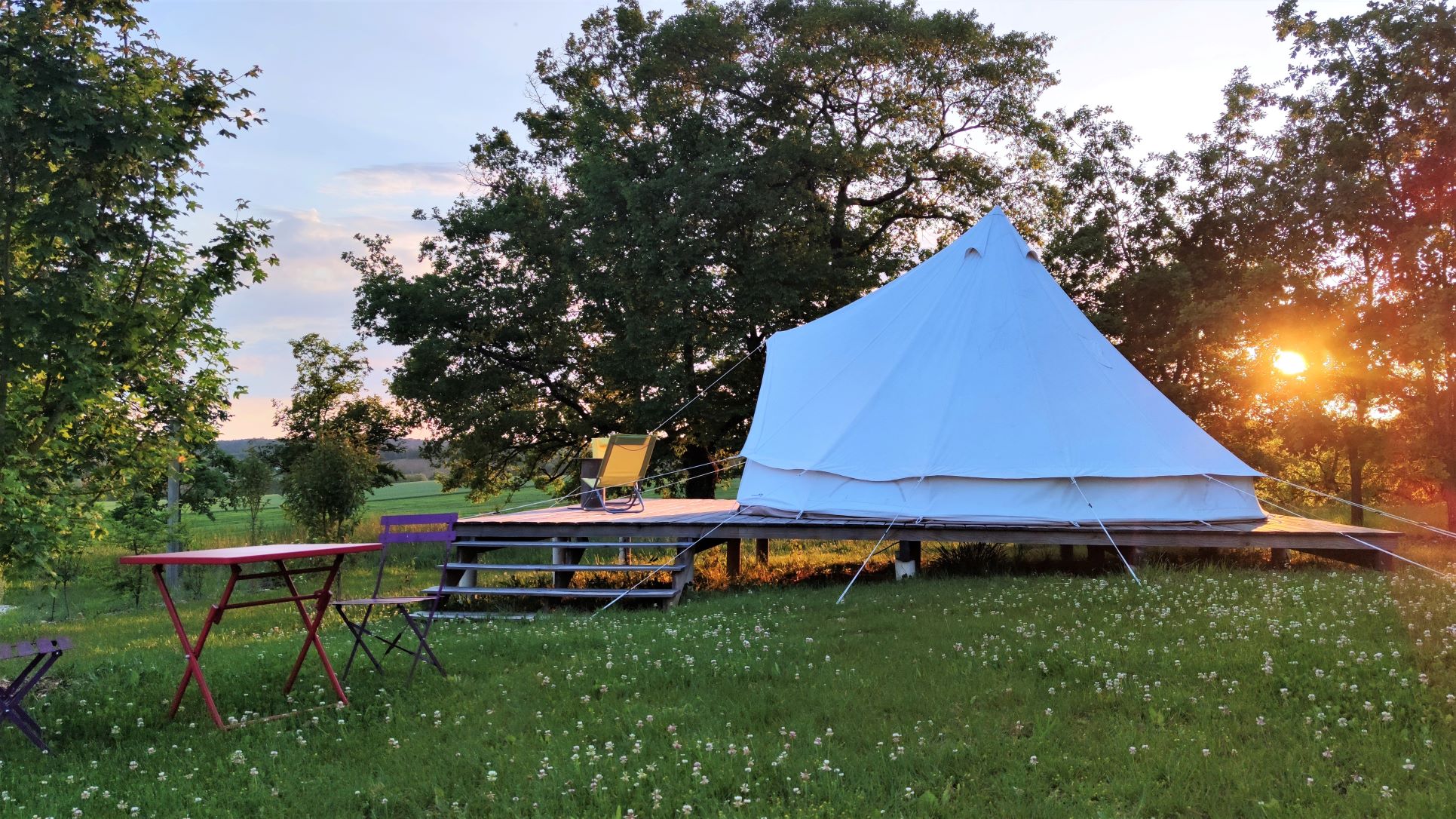 Tente Nomade — Séjour bohème chic avec spa à Charente à Châteauneuf-sur-Charente — espace de vie
