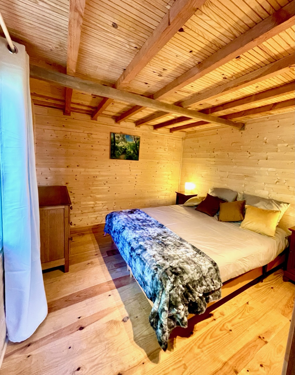 Un chalet en châtaignier au bord de l’eau à Sauvigny Les Bois — vue depuis la terrasse