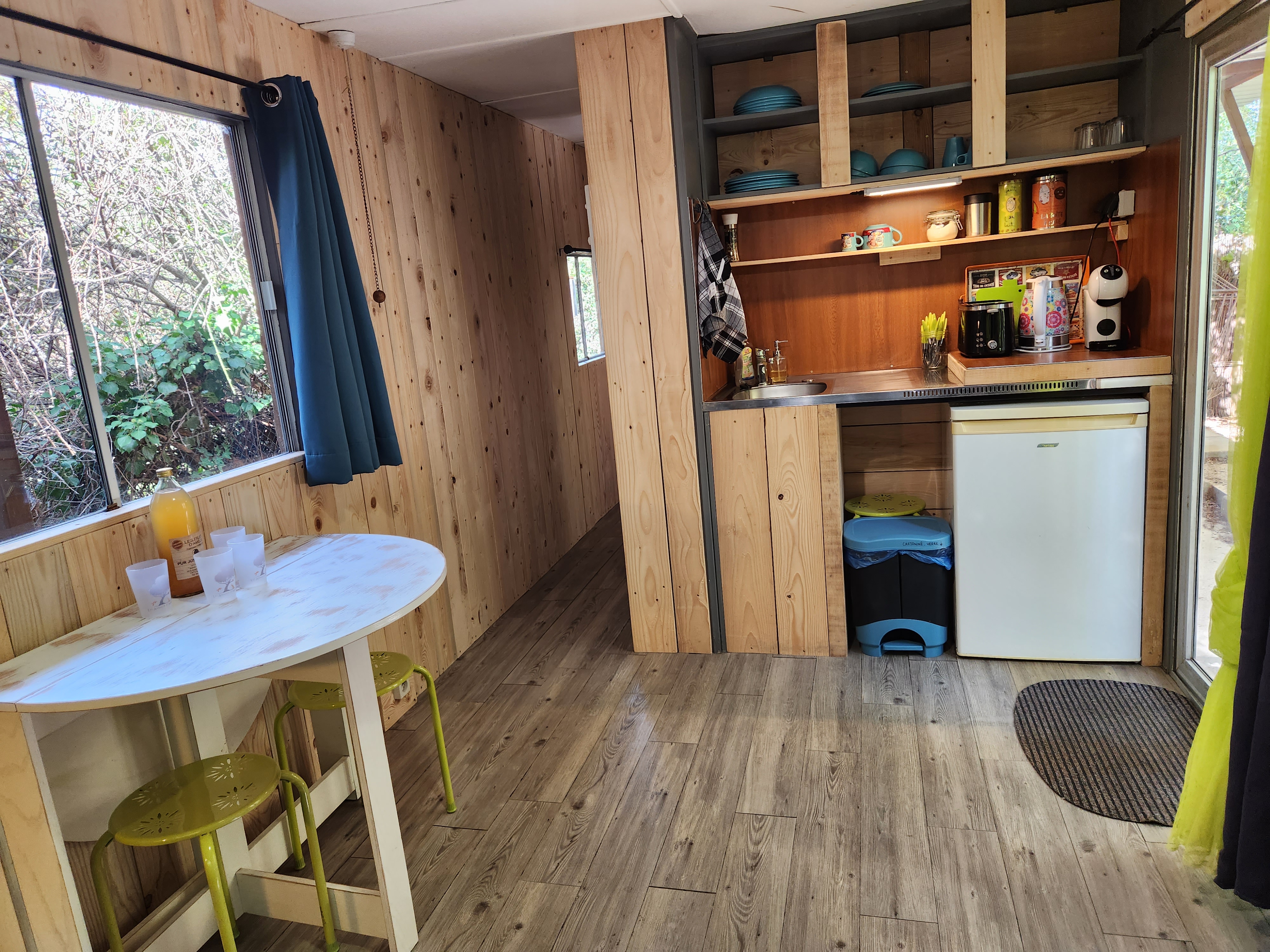 Le Truck-Lodge et SPA privatif LE BERLIET GAK : Une expérience inclassable en Provence à Saint-Andiol — cuisine