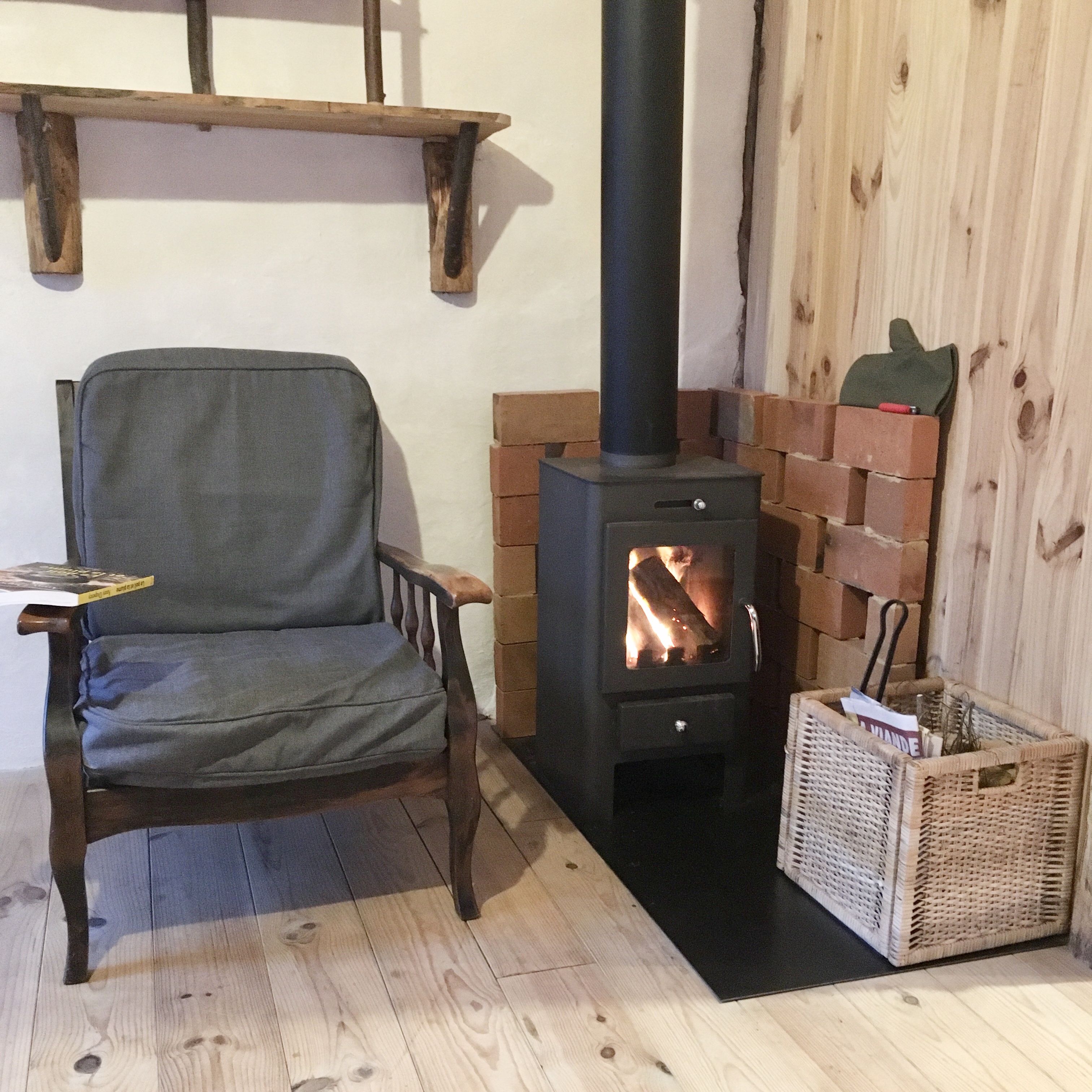 Petite cabane en terre-paille — Évasion cosy à Haute-Vienne à Limoges — détail architectural