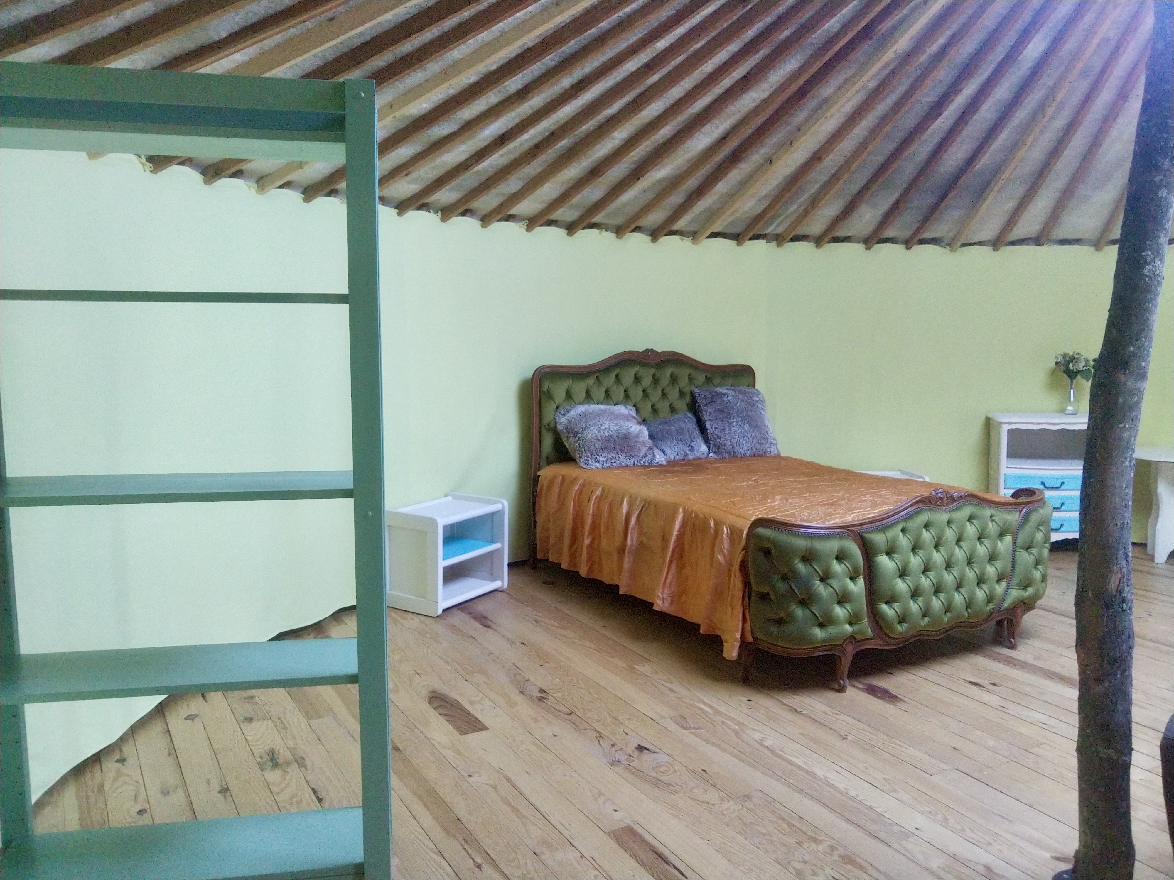 Séjournez dans une yourte au cœur de la nature provençale à Redortiers — salle de bain
