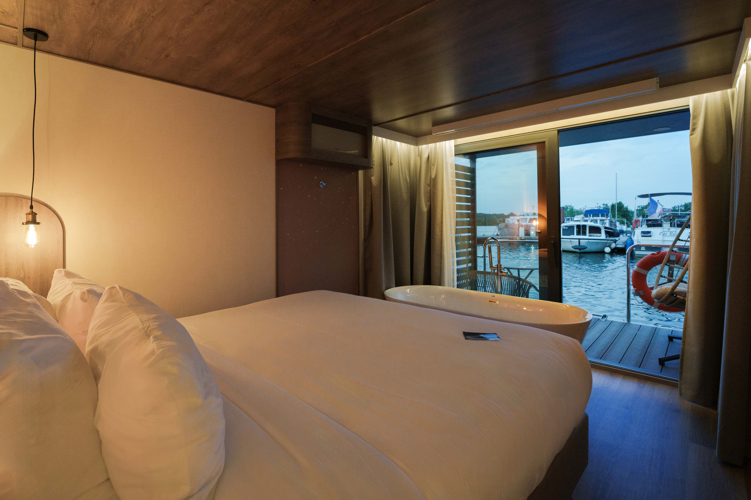 Suite flottante Supérieure — Maison insolite Balnéo à L'Isle-Adam (Yvelines) à L'Isle-Adam — cuisine