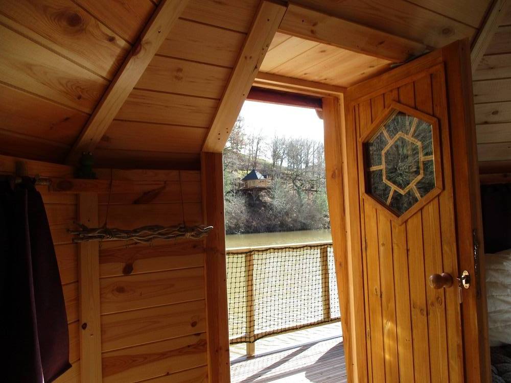 Cabane flottante Libellule : une évasion sur l'eau en Aveyron à Conques-En-Rouergue — détail architectural